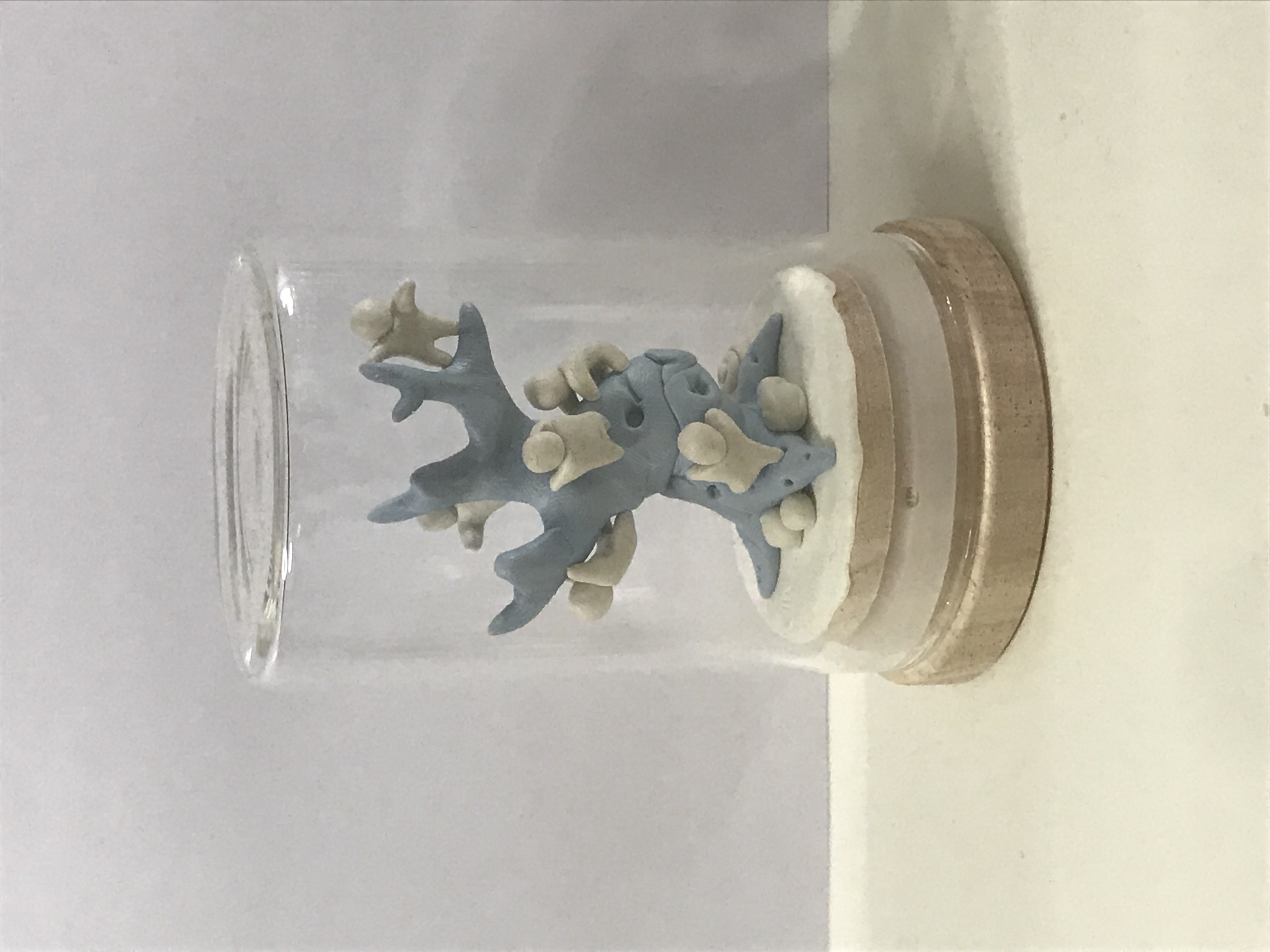 Petits bonshommes grimpant à l'arbre