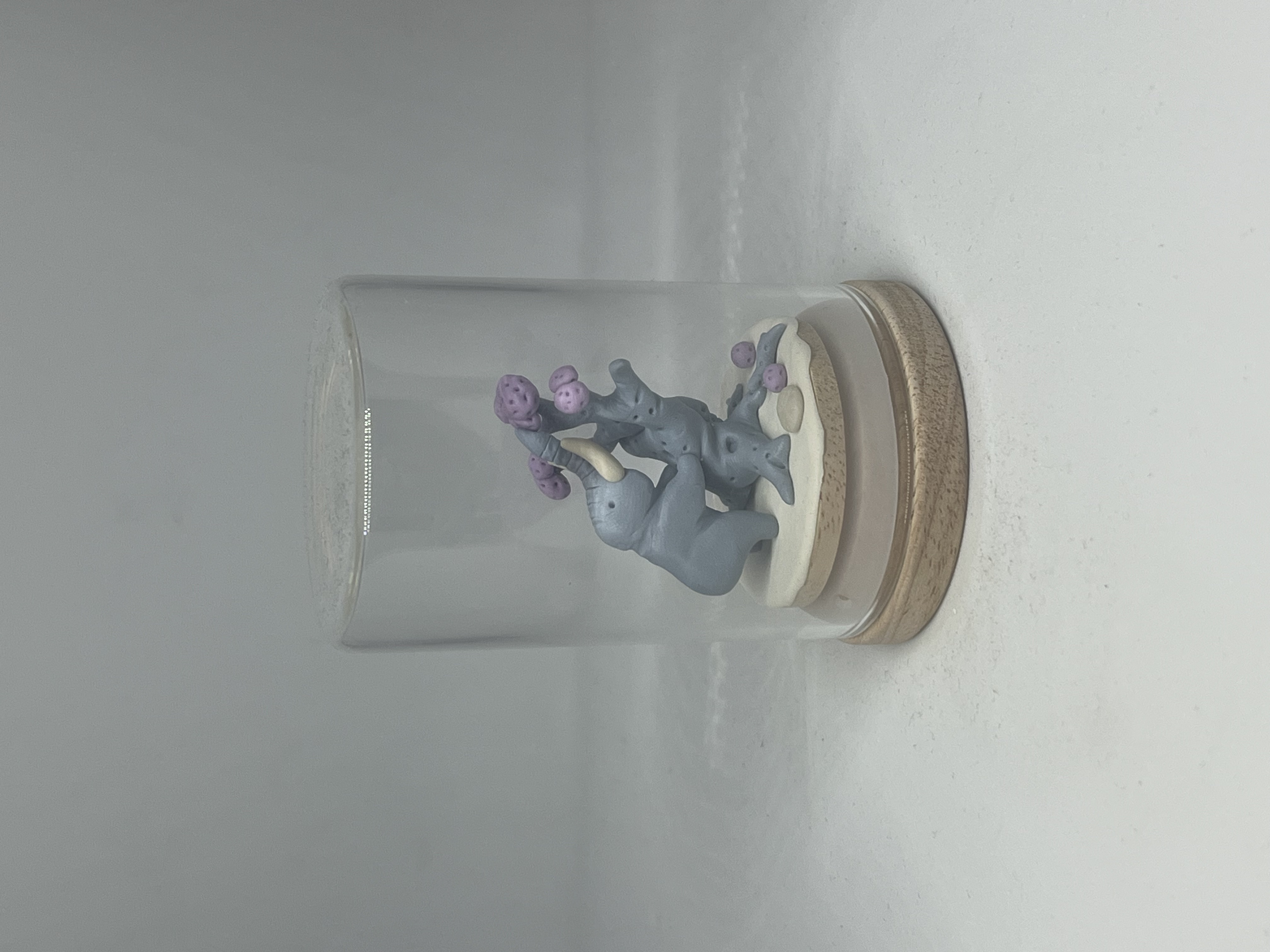 Eléphant à l'arbre - III