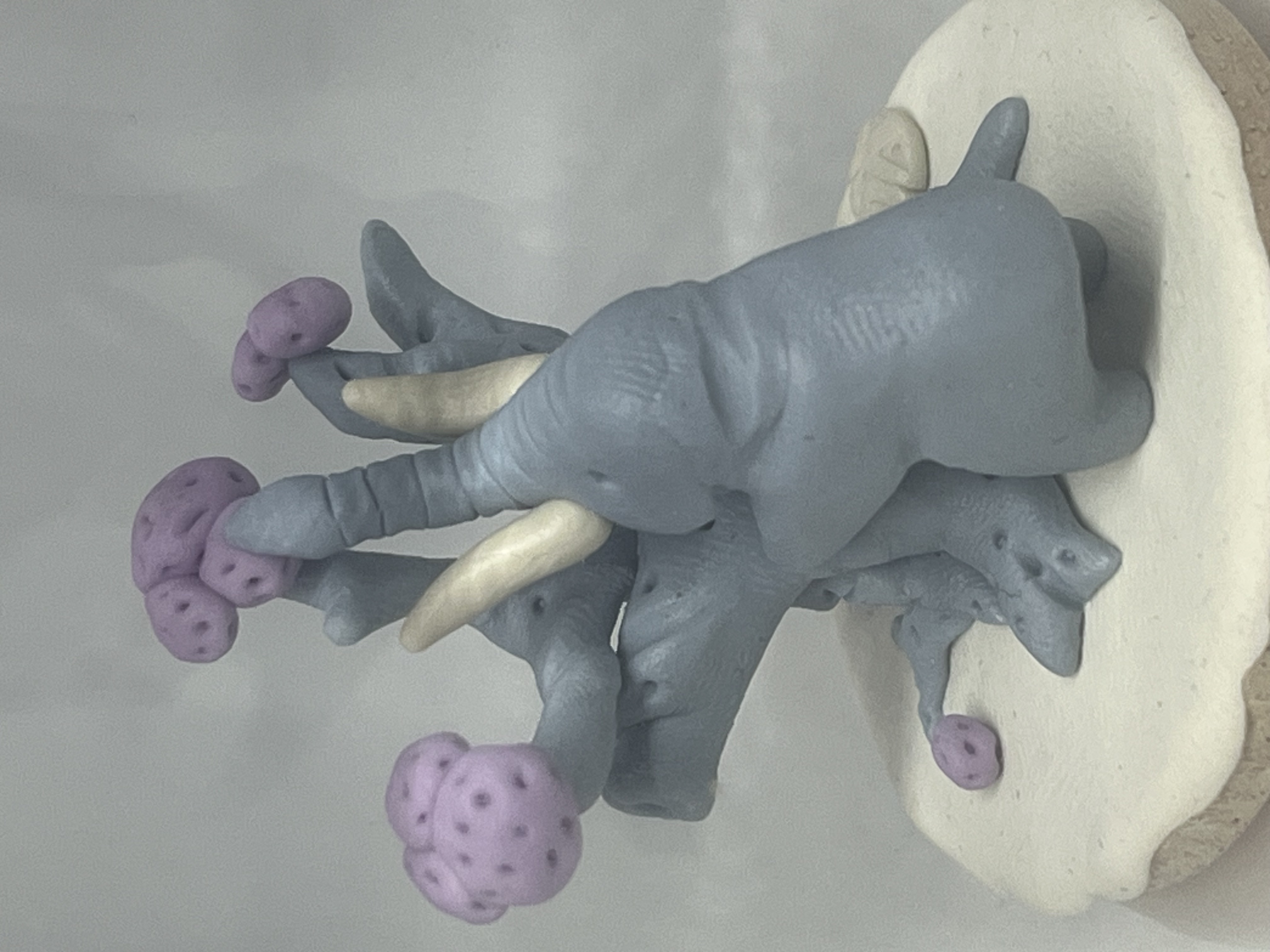 Eléphant à l'arbre - III