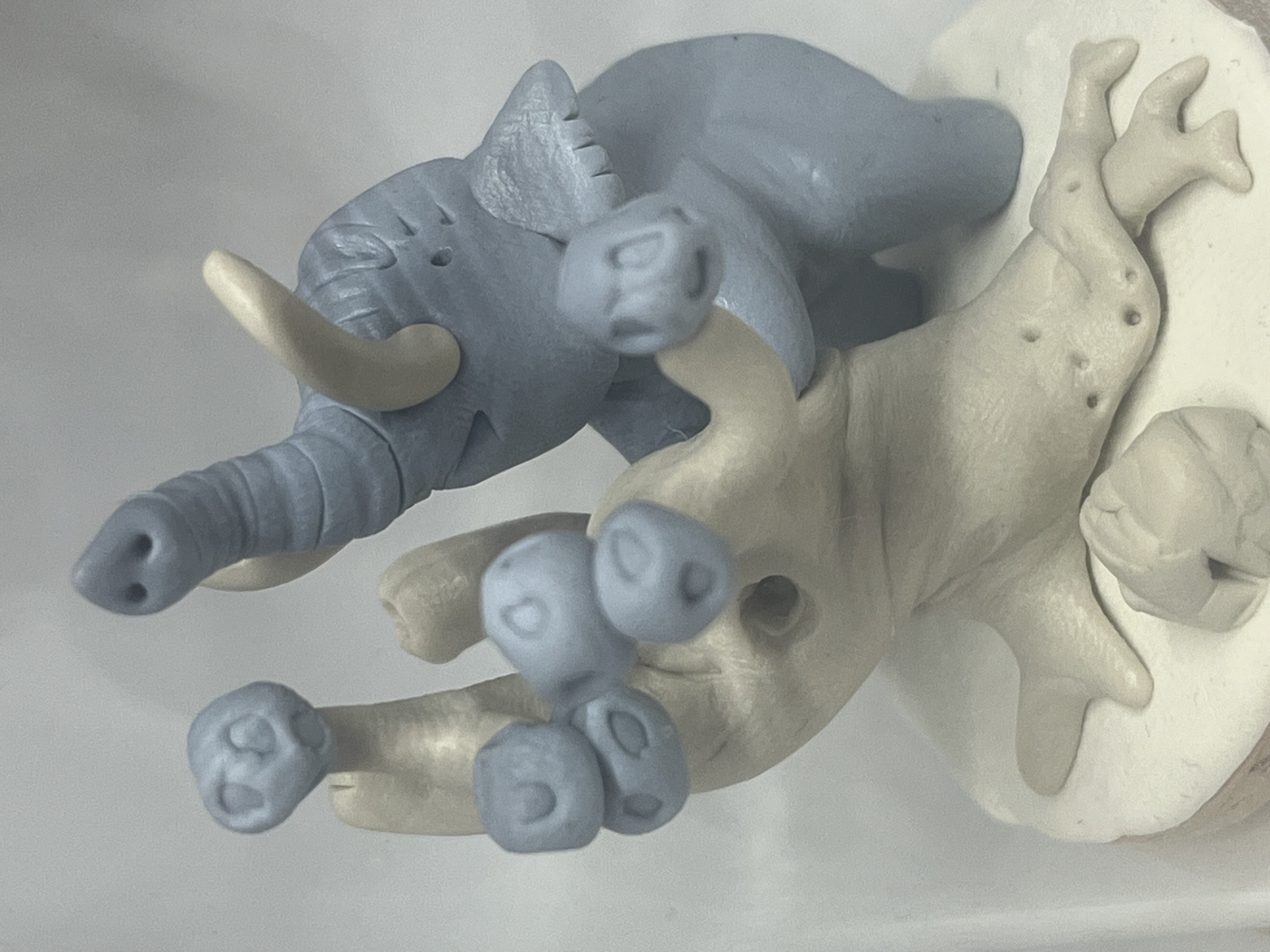 Elephant à l'arbre - II