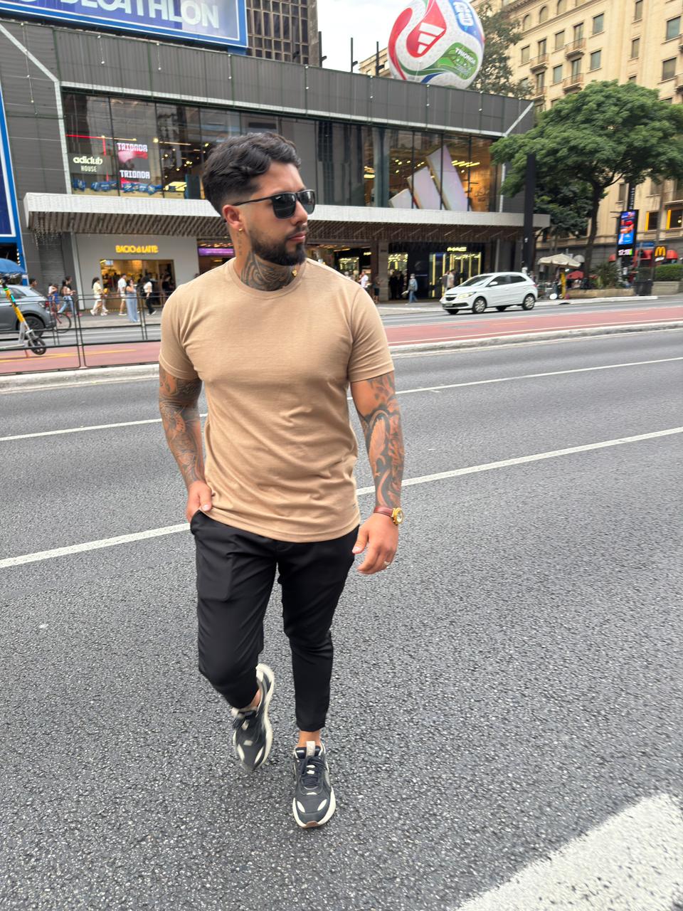 Camiseta bege masculina