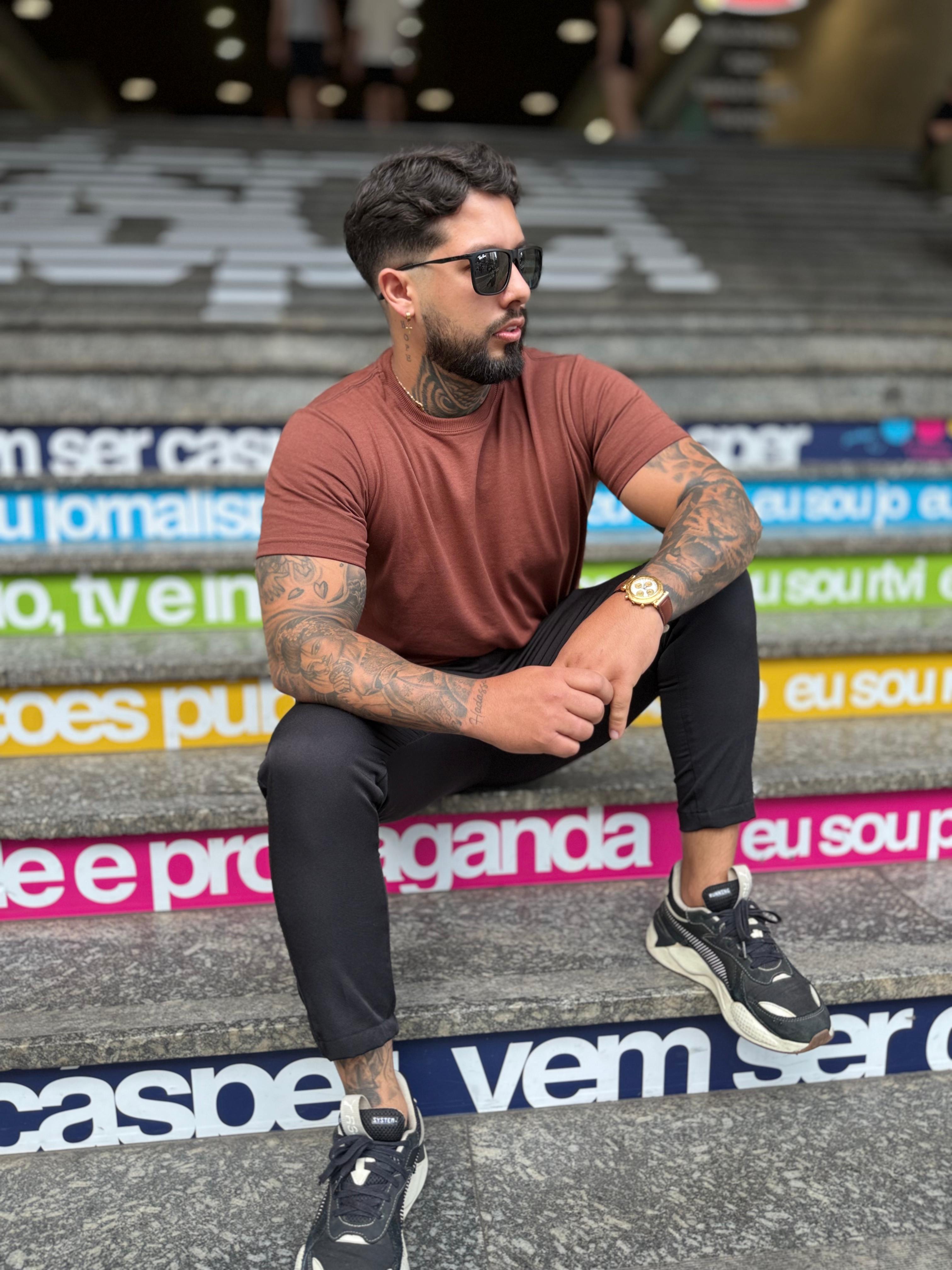 Camisa masculina básica marrom