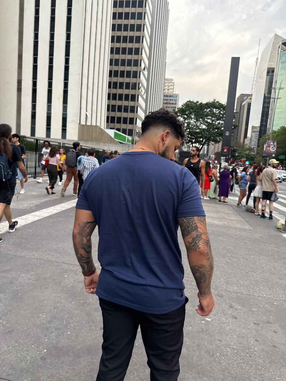 Camiseta básica azul masculina