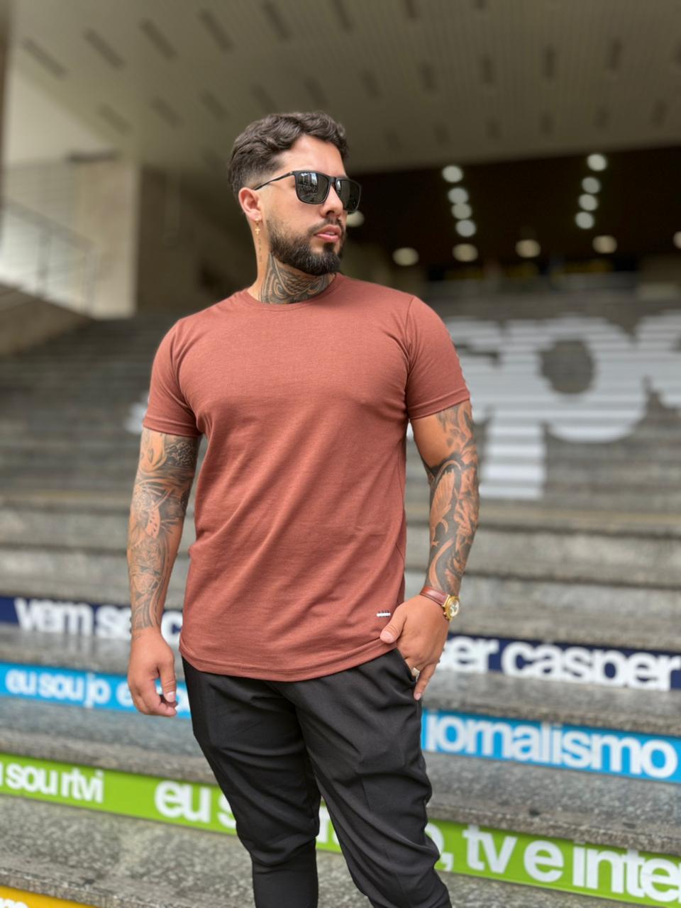 Camisa masculina básica marrom