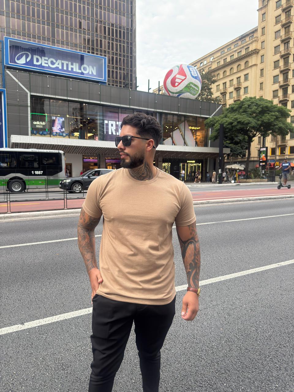 Camiseta bege masculina