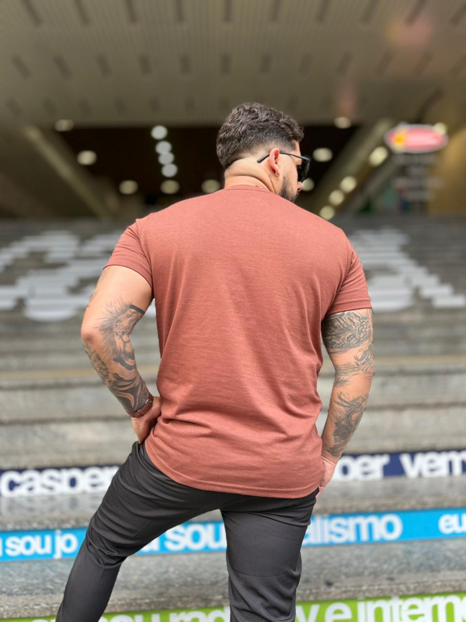 Camisa masculina básica marrom