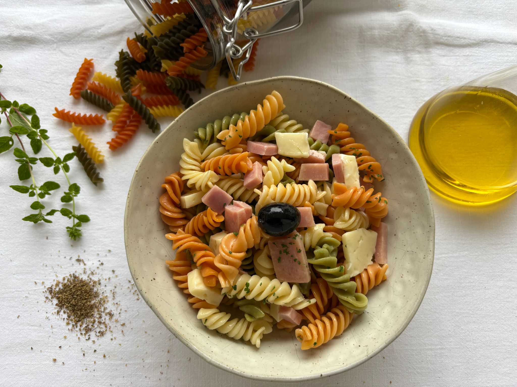 Ensalada de pasta c/ jamón y queso