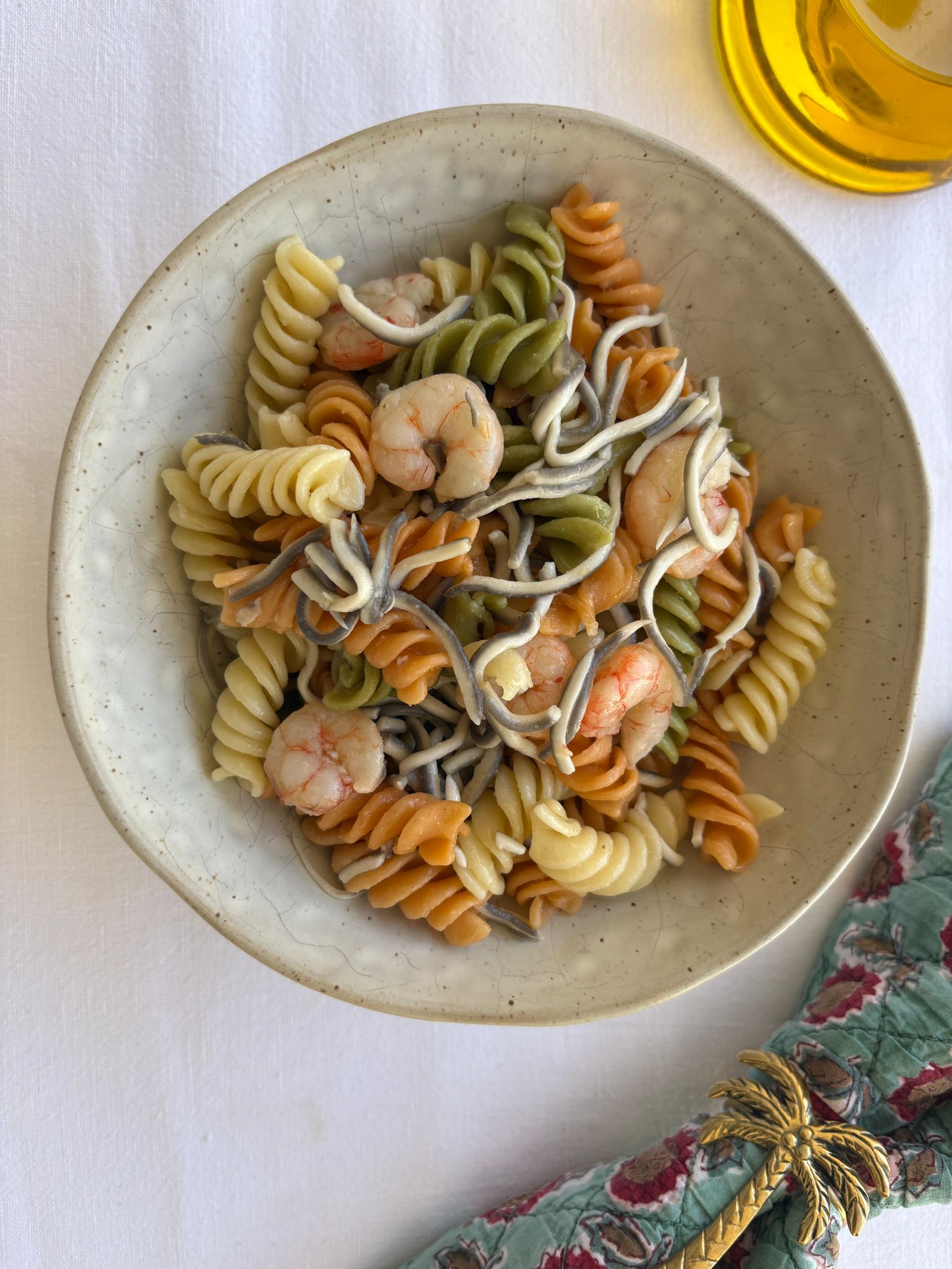 Ensalada de pasta de gambas y gulas