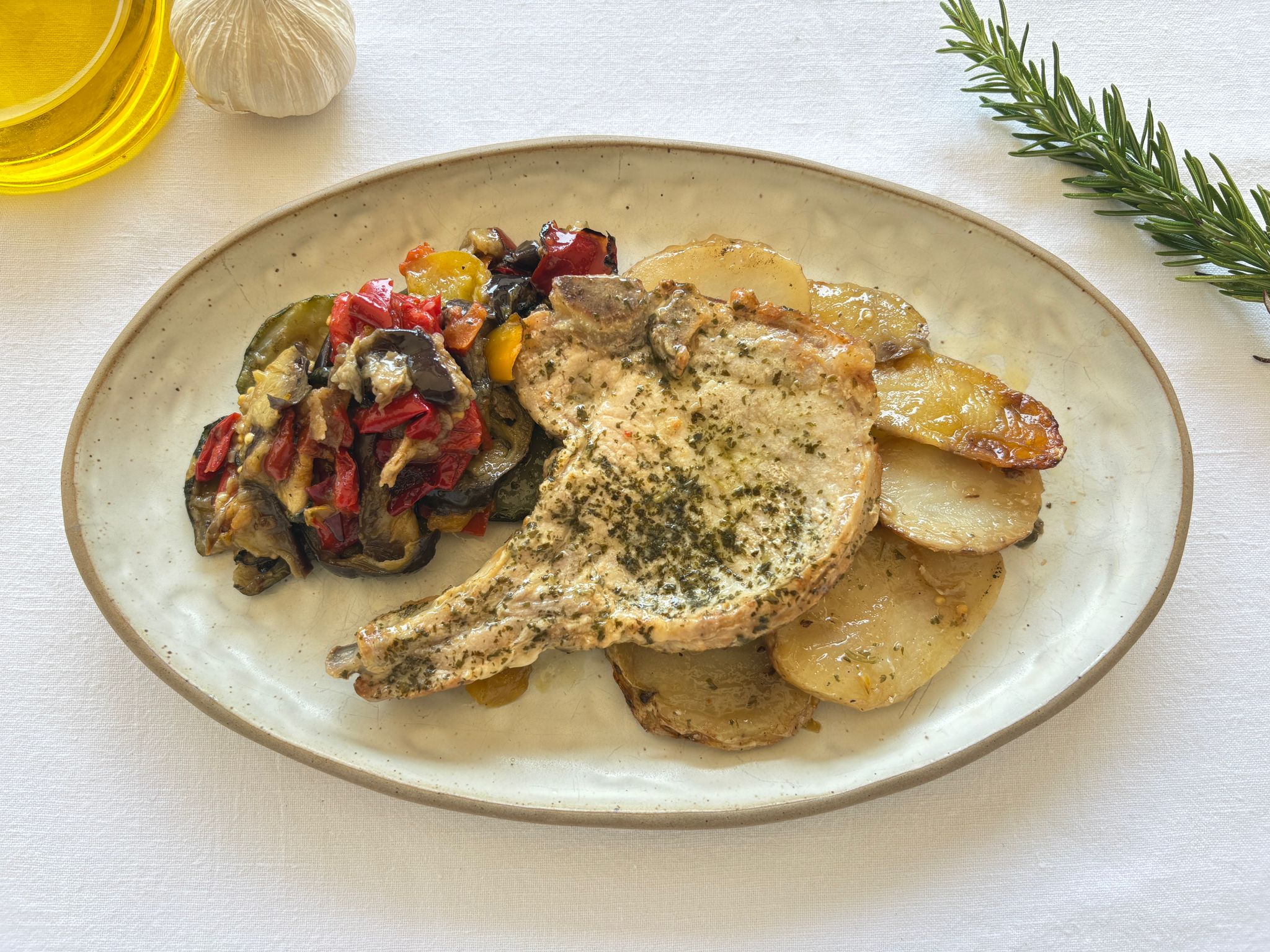 Chuleta de cerdo con patatas y parrillada de verduras