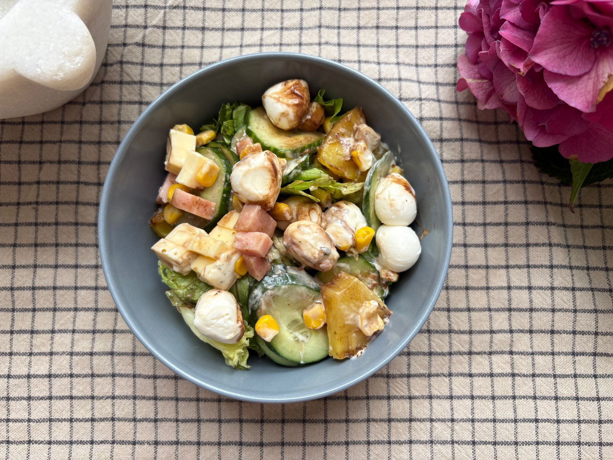 Ensalada tropical con dos quesos