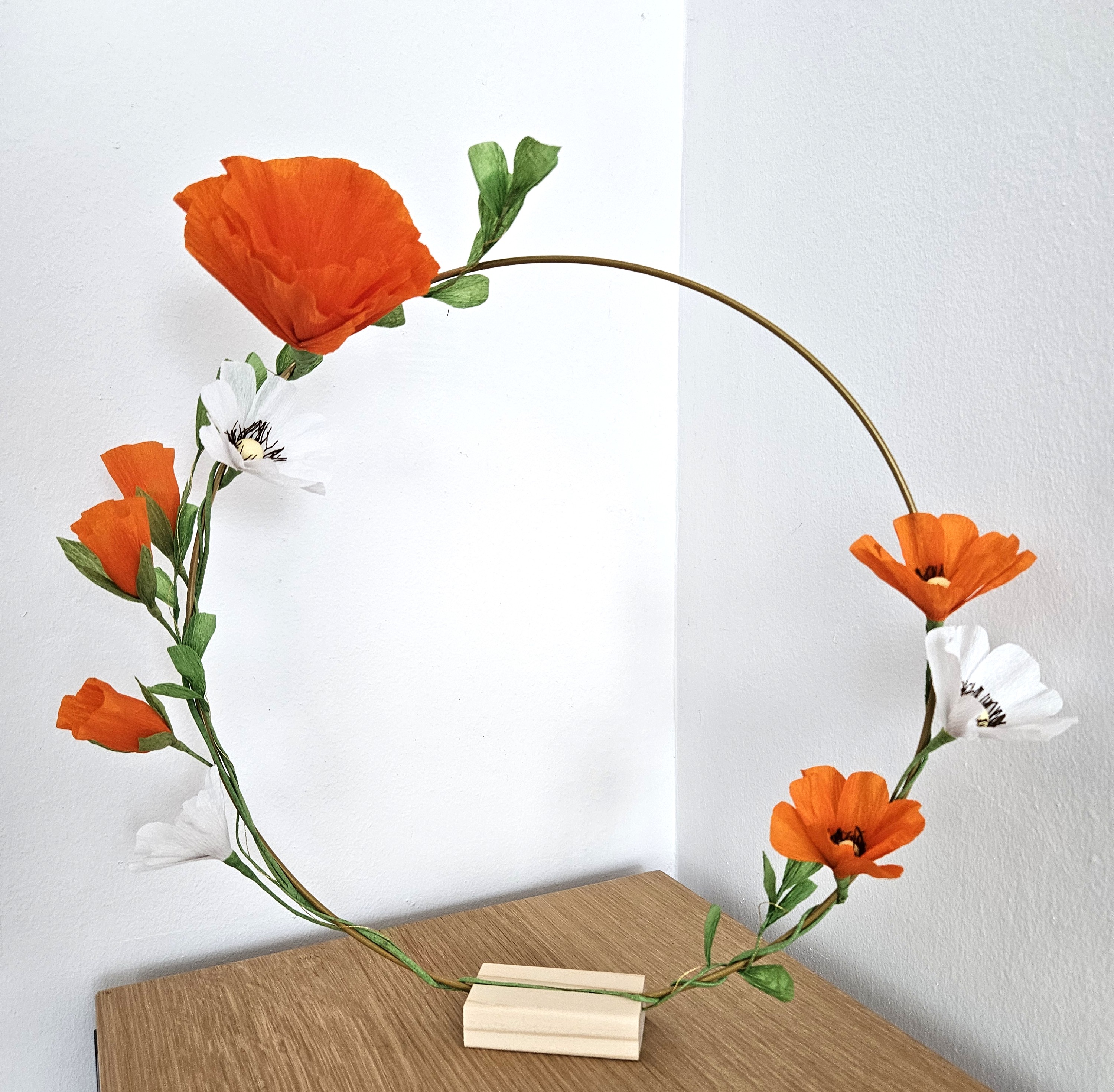 Bloemenkrans oranje wit