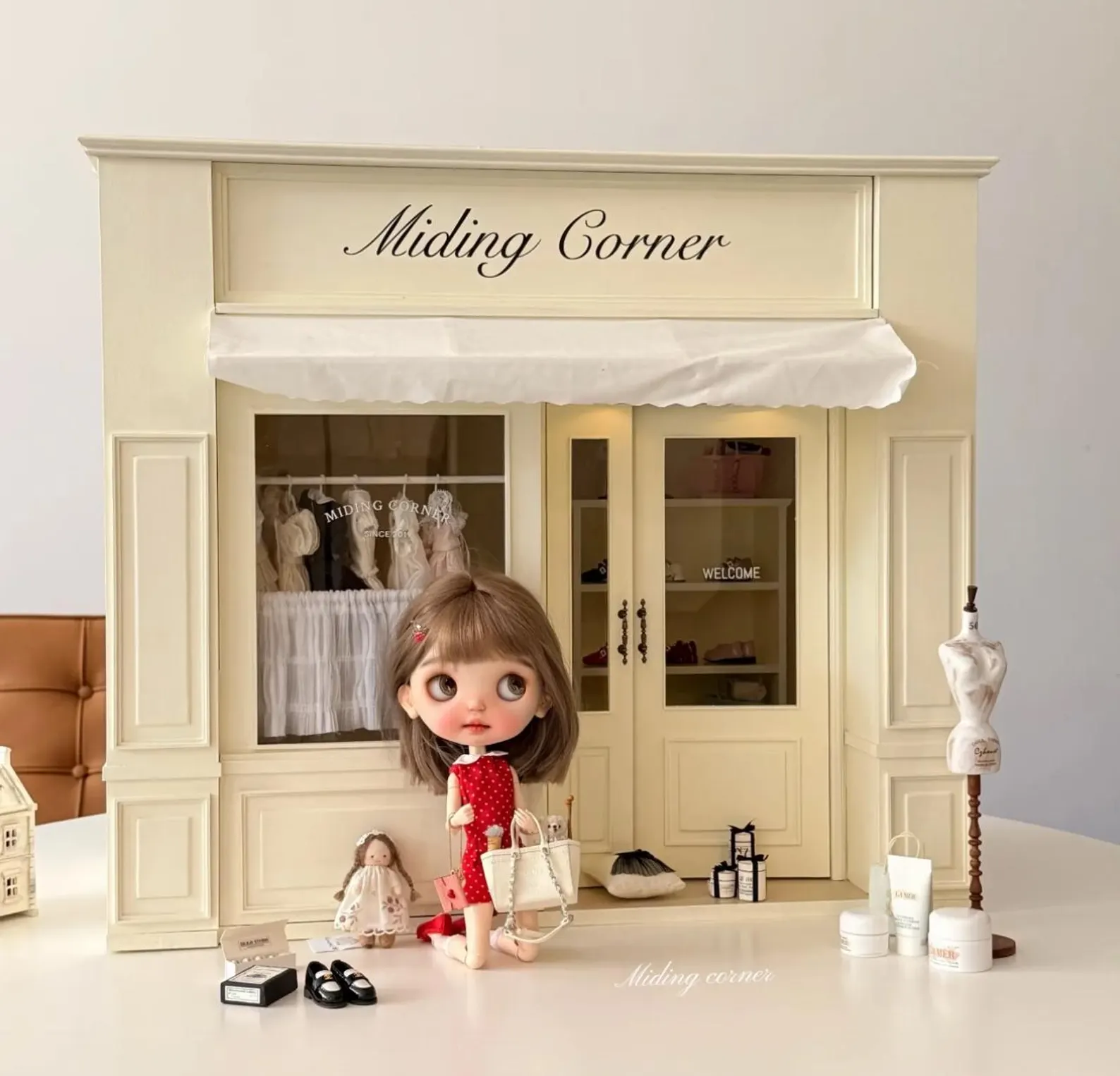 Miniature Boutique Portable Roombox 1:6 