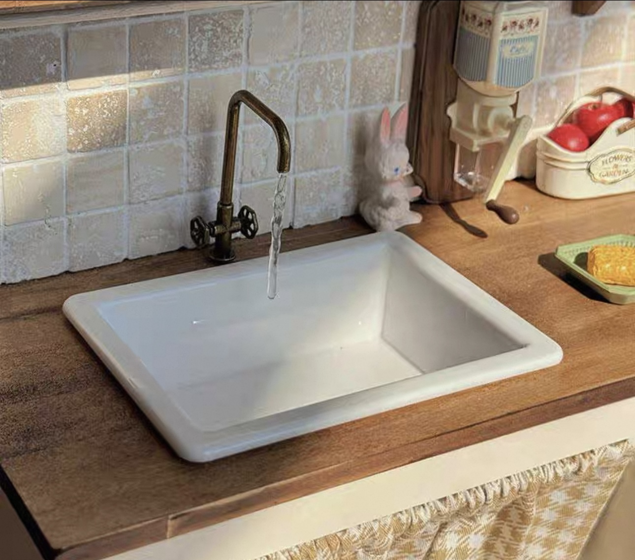 Miniature Farmhouse Kitchen Sink – 1:6 Scale Rustic Dollhouse Counter with Sink and Storage for Blythe, Pullip, Diorama Display