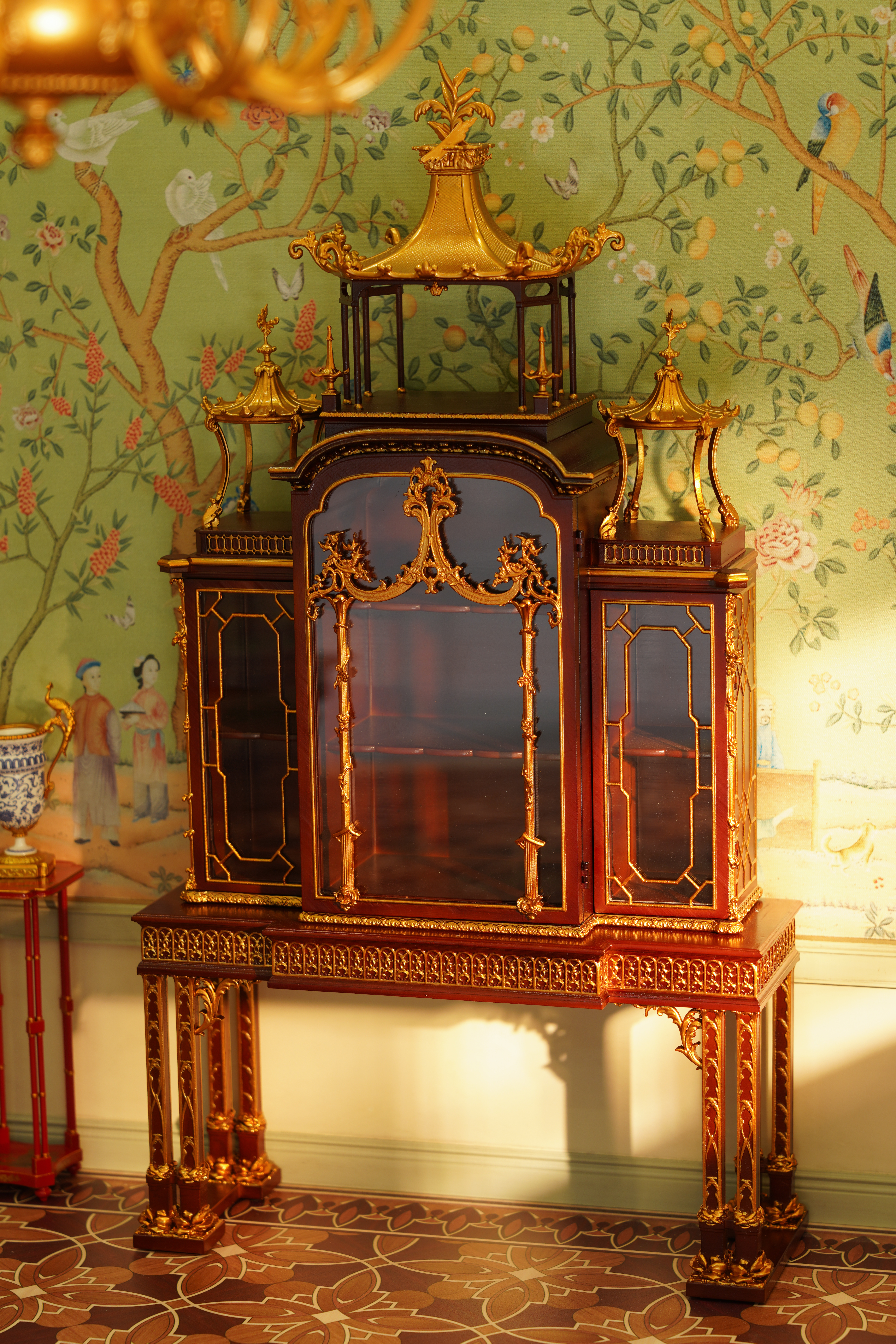Luxury Chinoiserie Dollhouse Room Box – 1:12 Scale Miniature Parlor Diorama with Furniture, Décor & Lighting – Collector Display