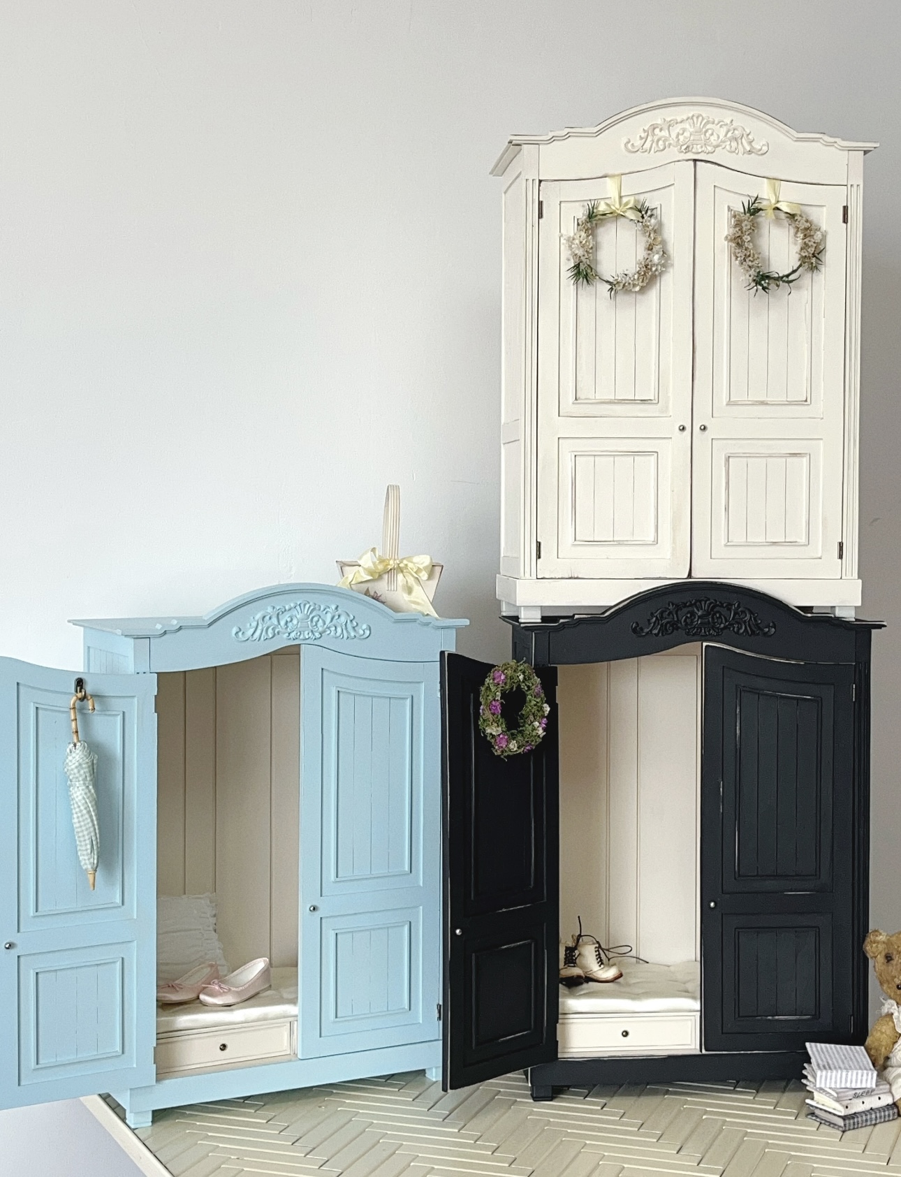 Gothic Miniature Wardrobe - 1:4 Scale Doll Closet for BJD, Blythe, SD13 Diorama Display