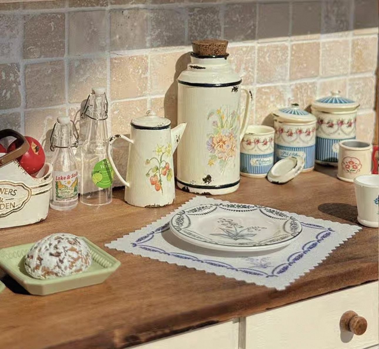 Miniature Farmhouse Kitchen Sink – 1:6 Scale Rustic Dollhouse Counter with Sink and Storage for Blythe, Pullip, Diorama Display