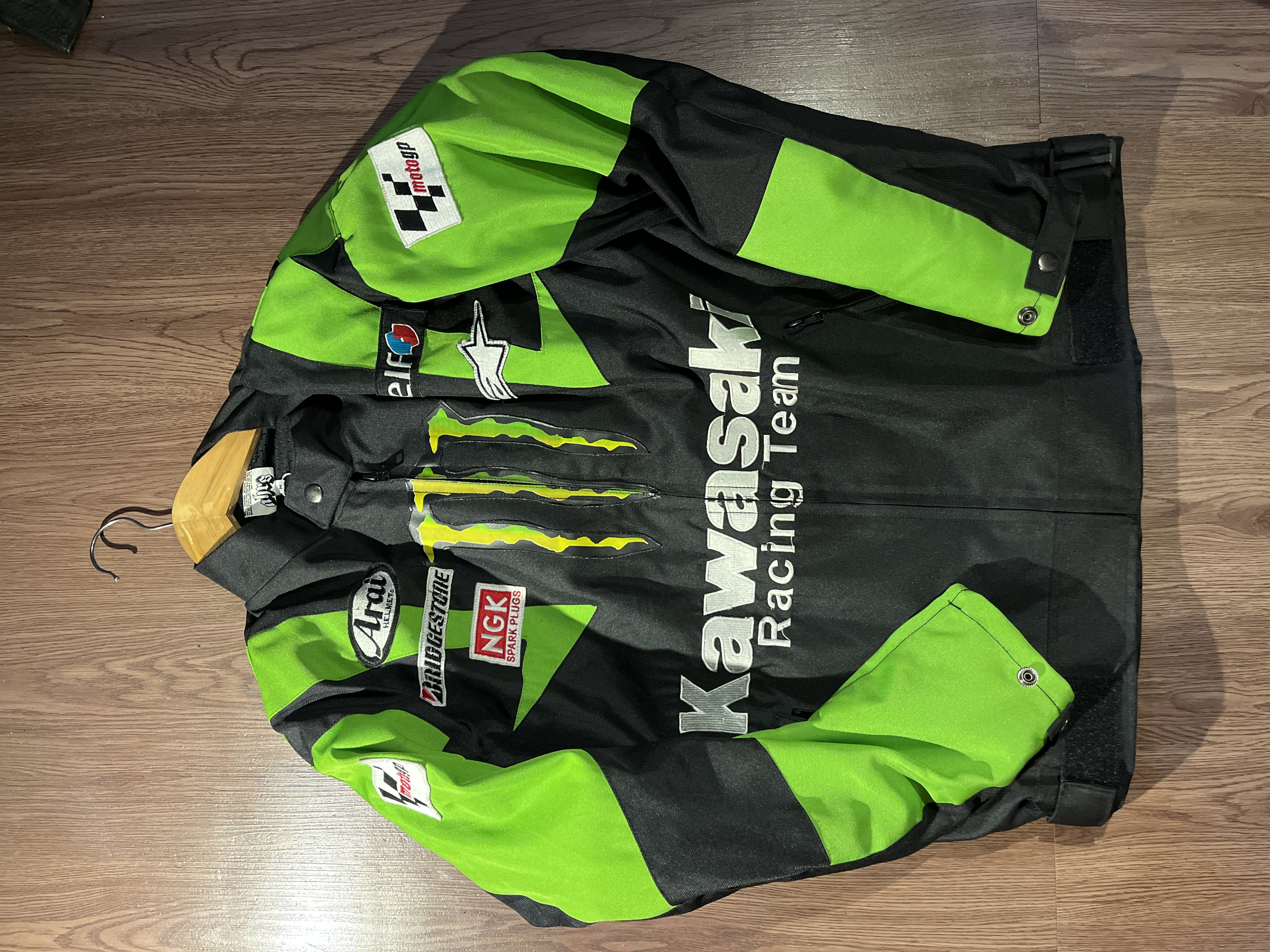 [L] Kawasaki Monster Energy Team Race Jacket w/ build in sleeve and shoulder protector/pads✨ .