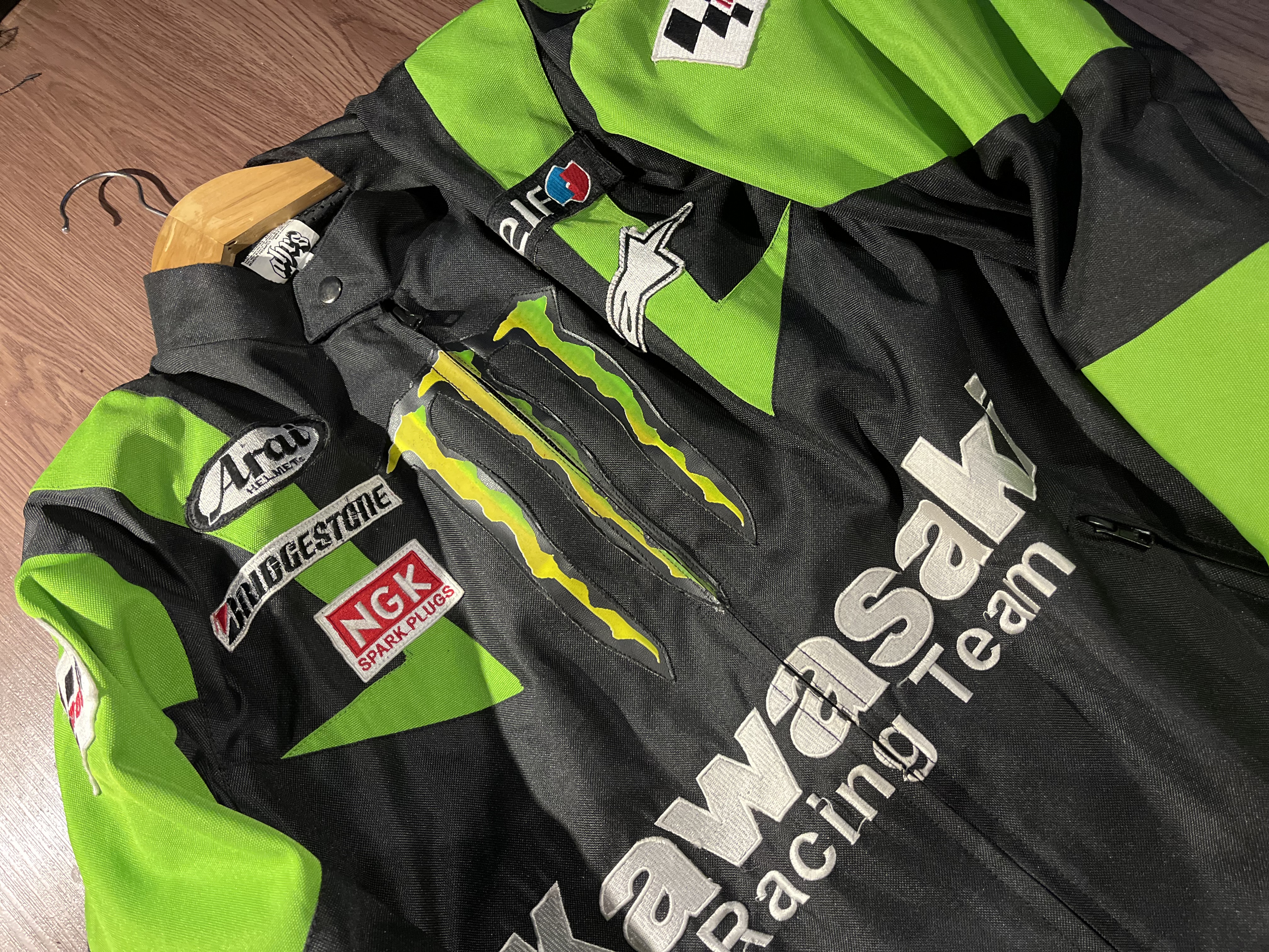 [L] Kawasaki Monster Energy Team Race Jacket w/ build in sleeve and shoulder protector/pads✨ .