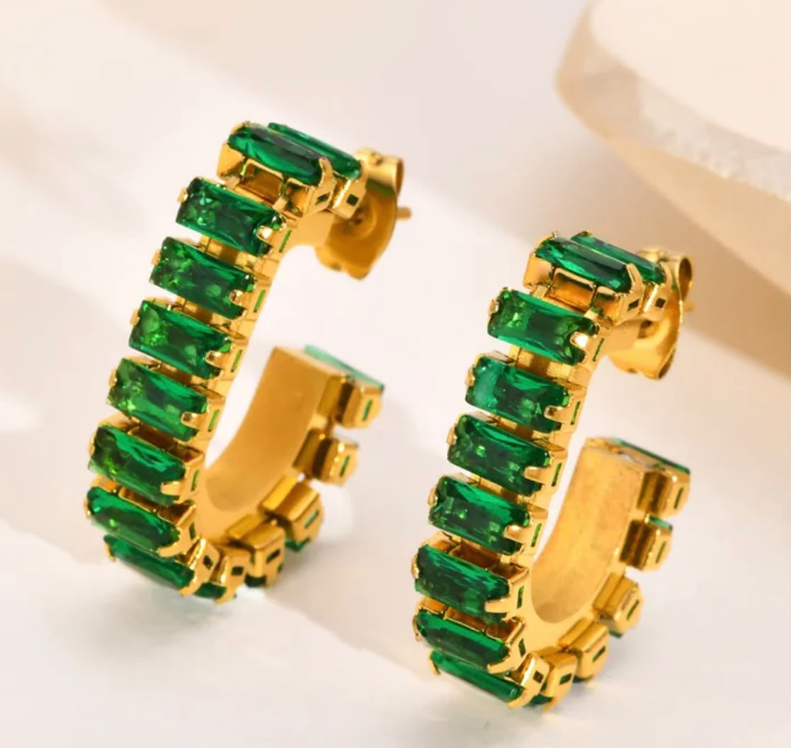 Aretes de aro con esmeraldas simuladas