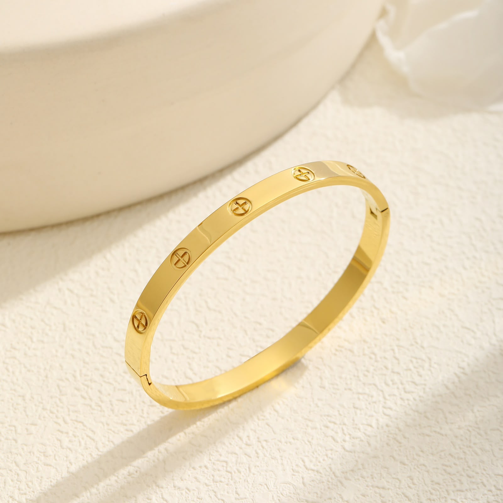 Brazalete dorado elegante