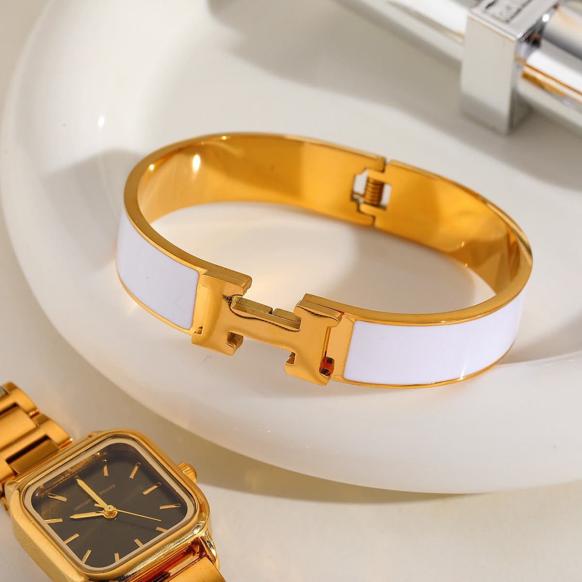 Pulsera dorada esmaltada