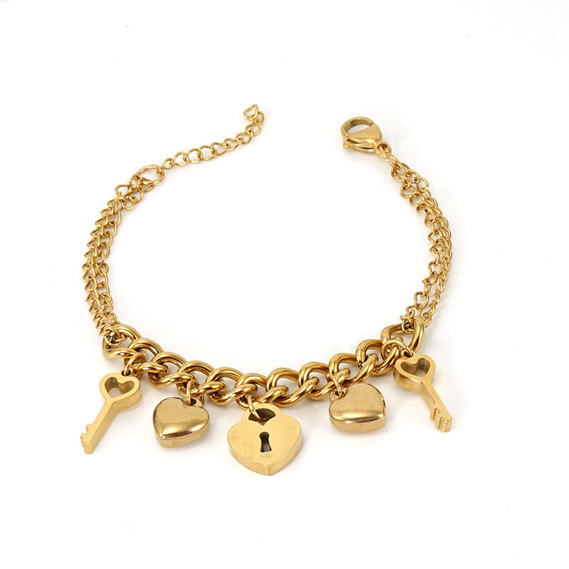 Pulsera dorada con dijes