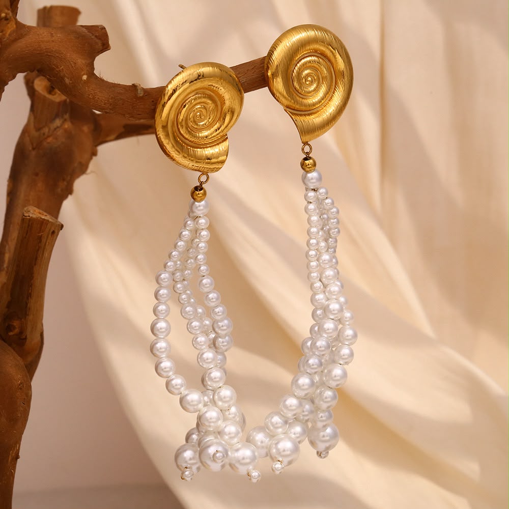 Aretes dorados con perlas