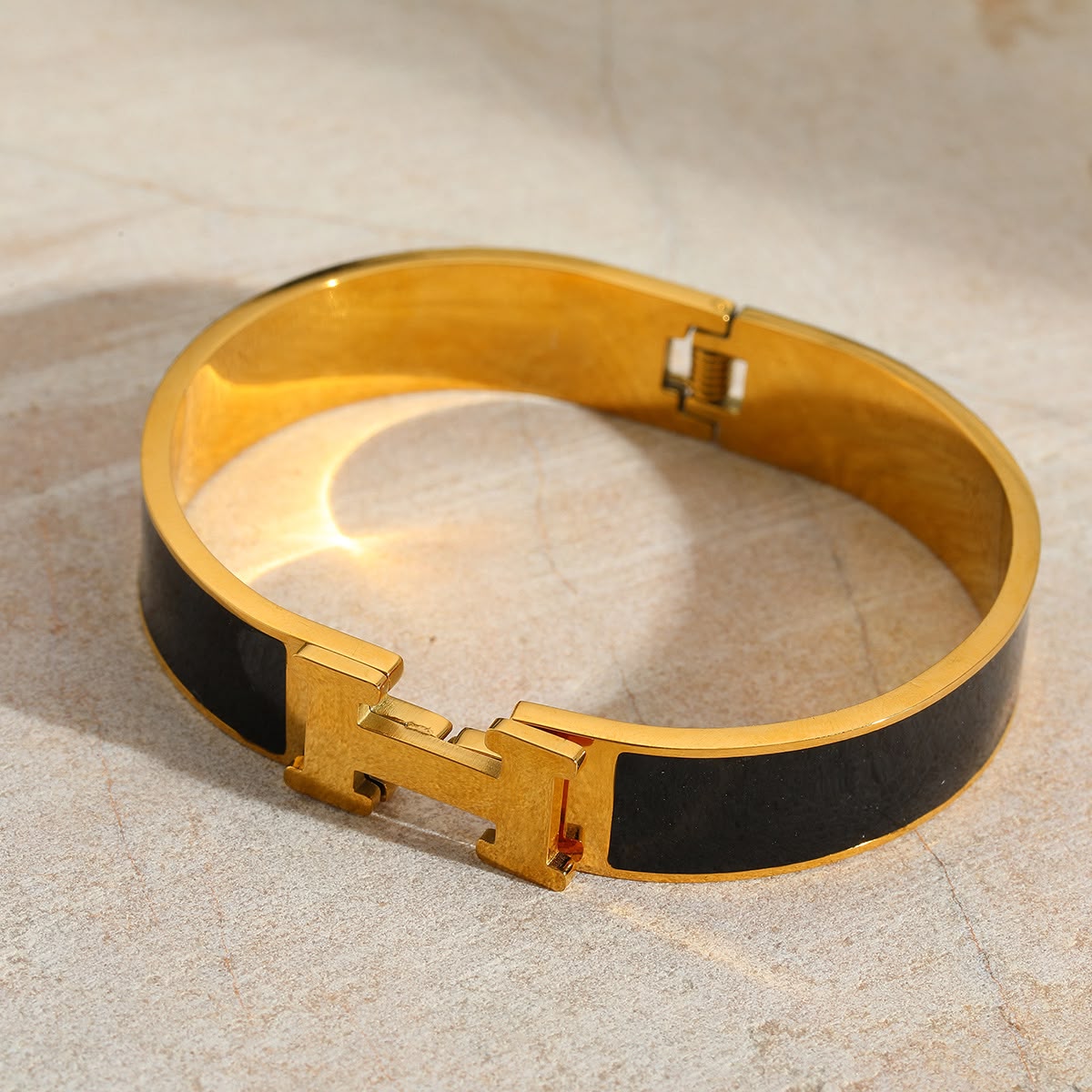 Brazalete dorado con esmalte negro
