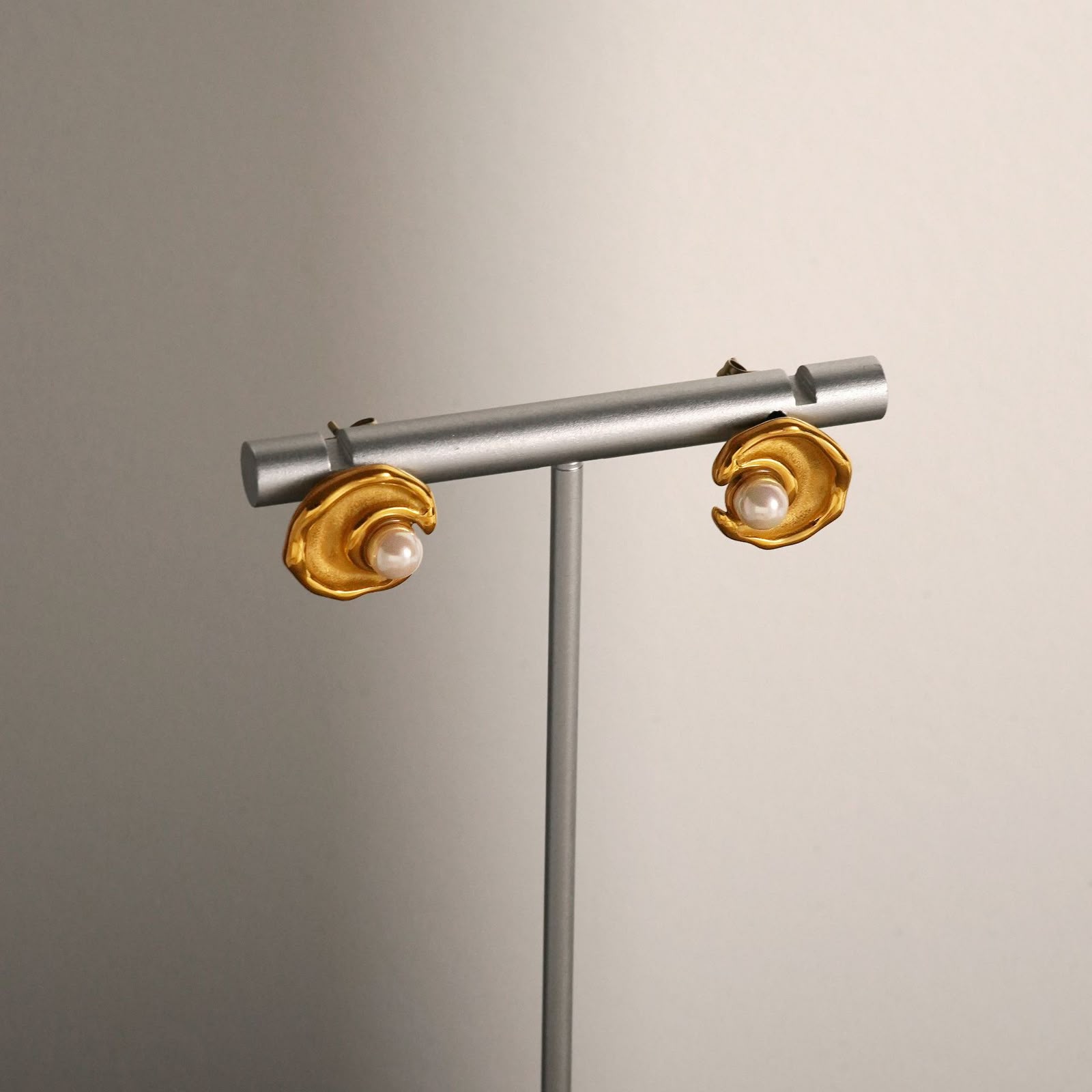 Aretes Flor Ámbar con Perla
