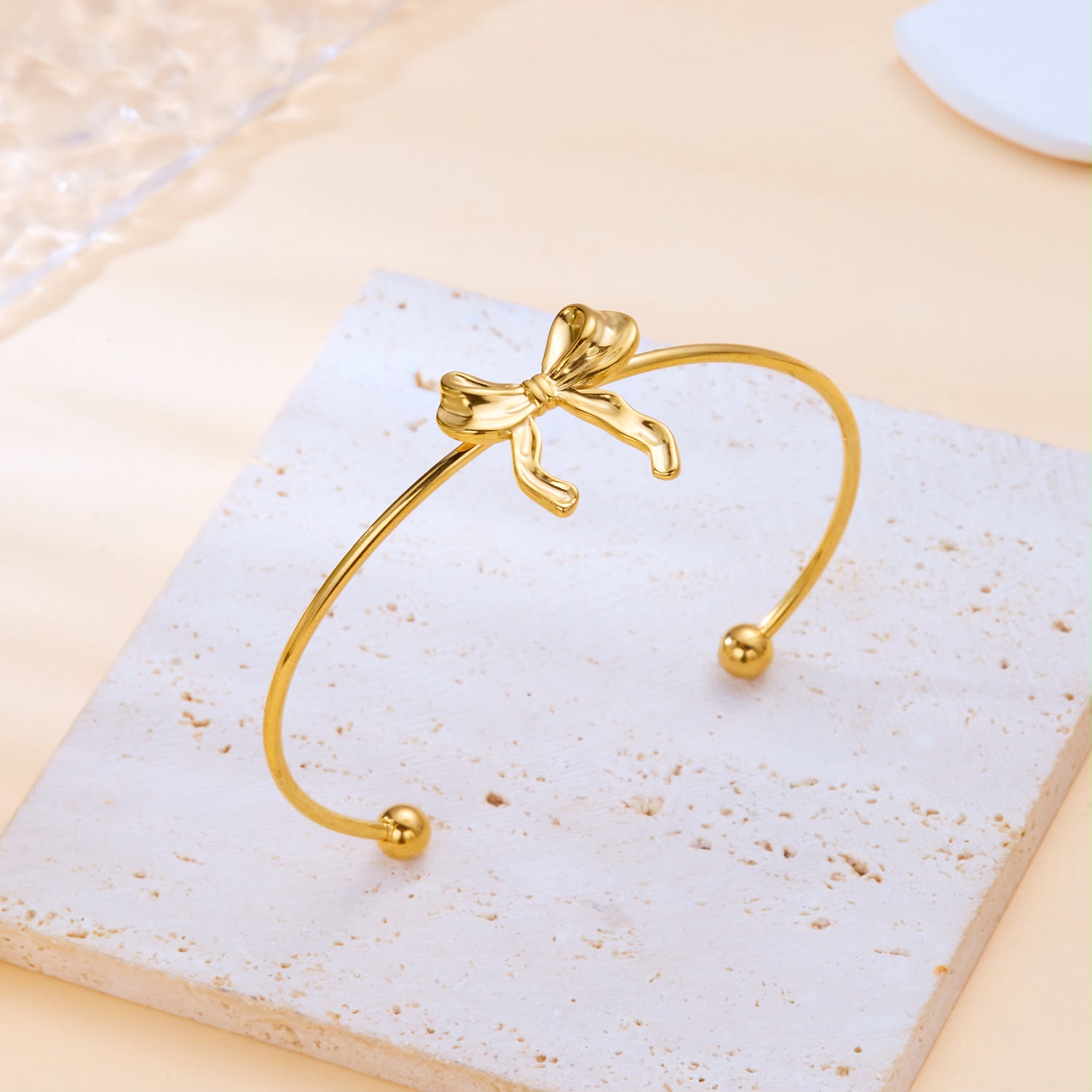 Pulsera de moño dorado