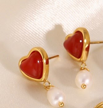 Aretes de corazón rojo y perla