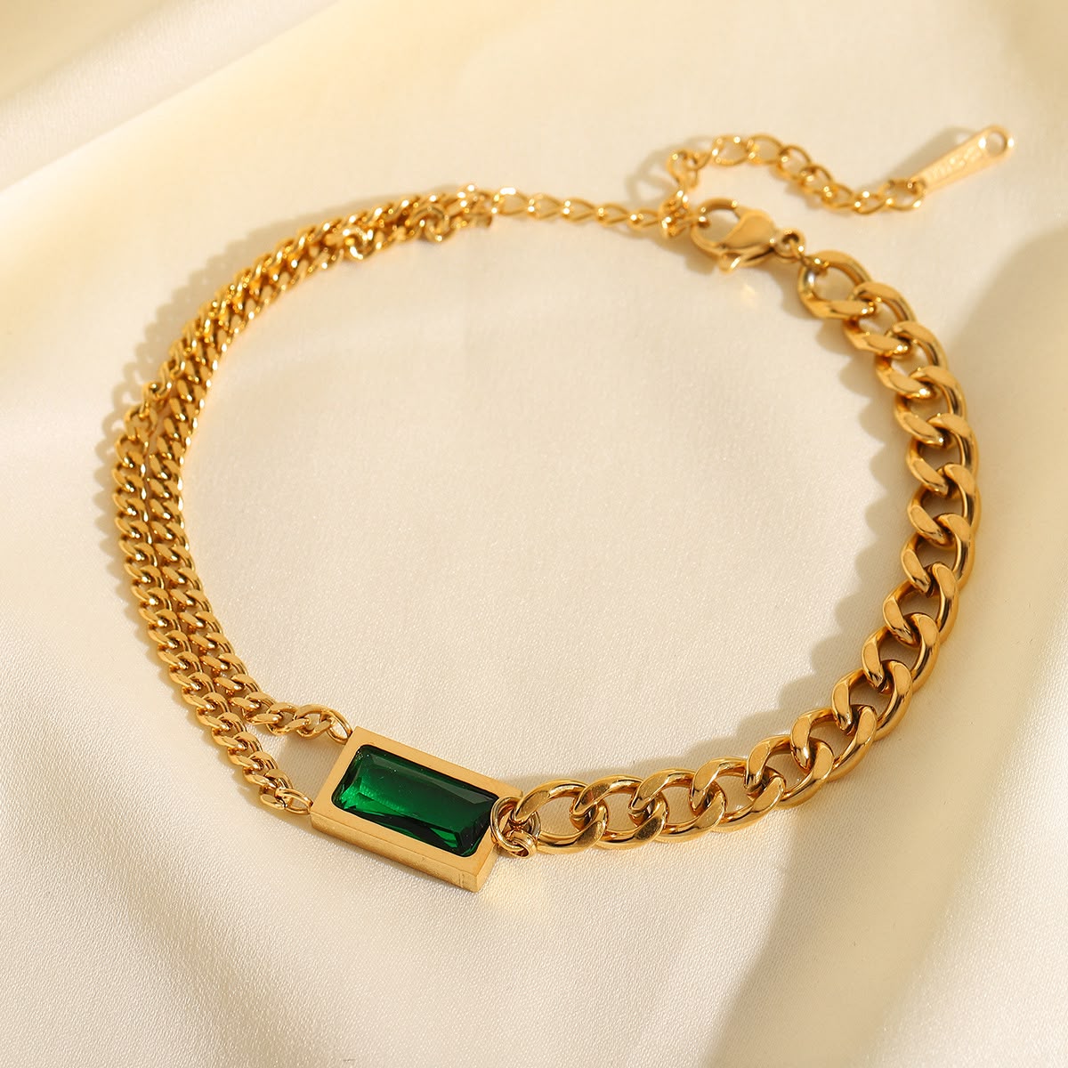 Pulsera dorada con gema verde