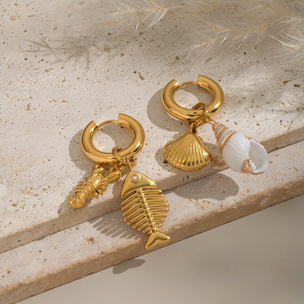 Aretes dorados con dijes marinos