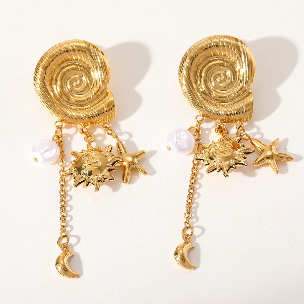 Aretes dorados Sol y Luna
