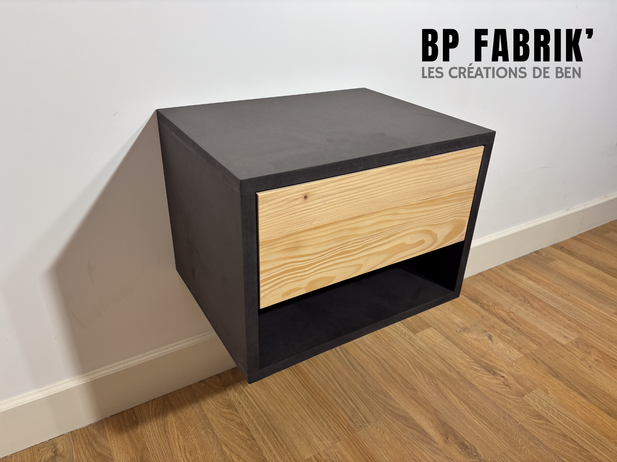 Table de chevet Fibracolour & bois massif : " La moderne "