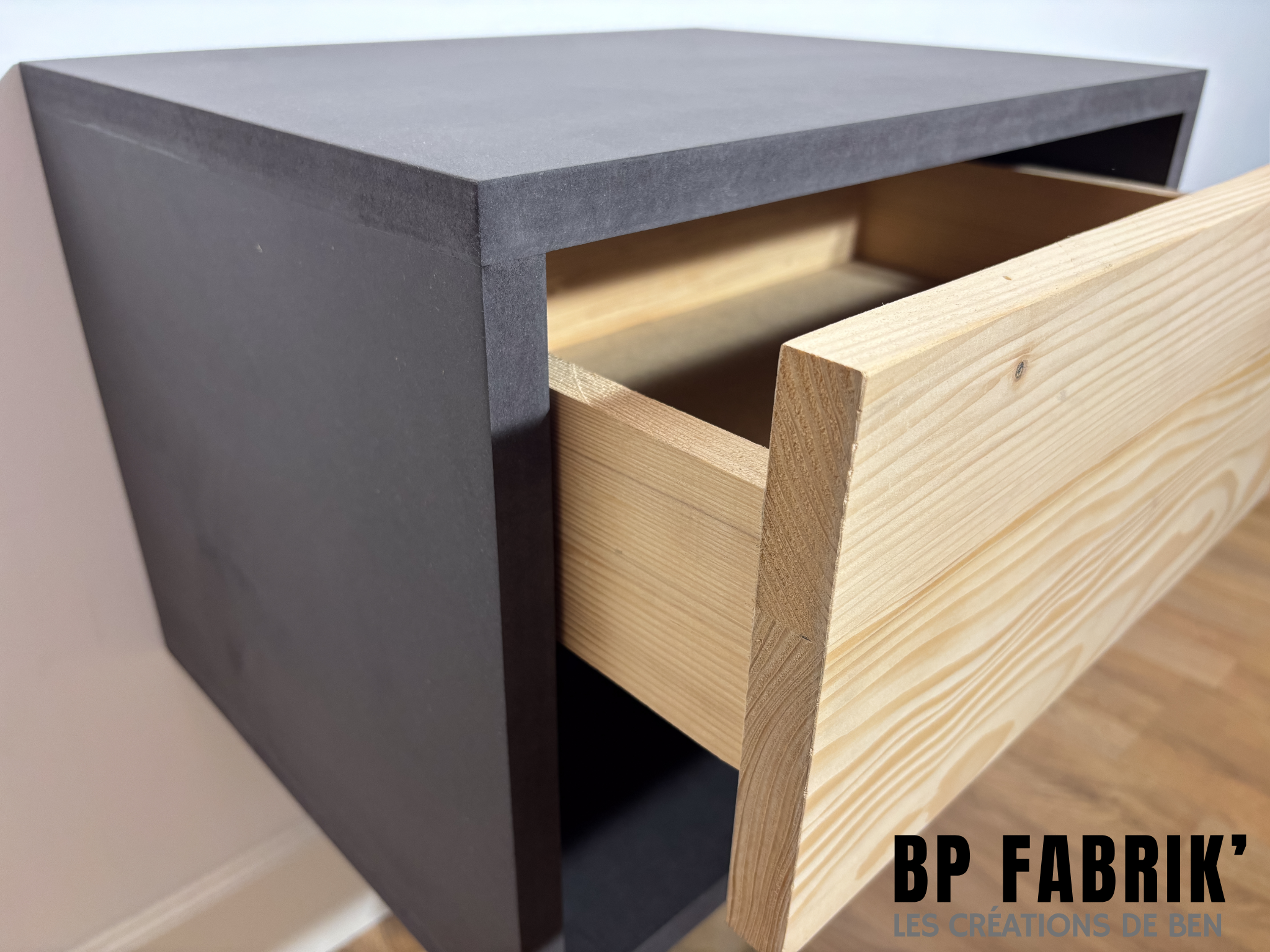 Table de chevet Fibracolour & bois massif : " La moderne "