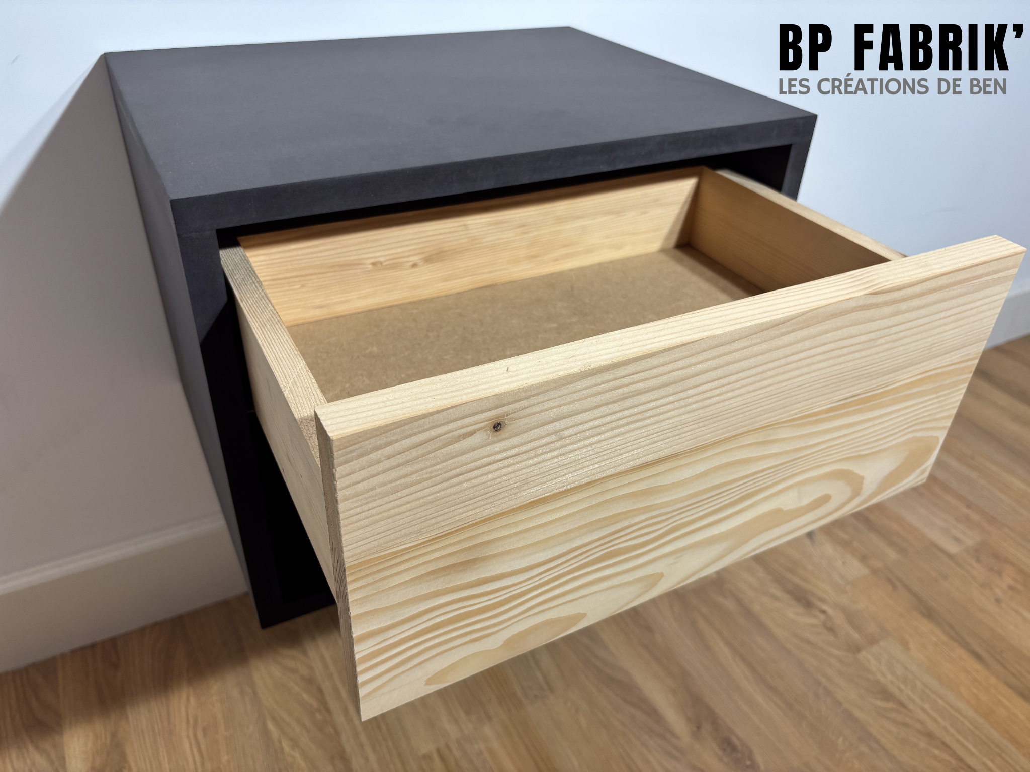 Table de chevet Fibracolour & bois massif : " La moderne "