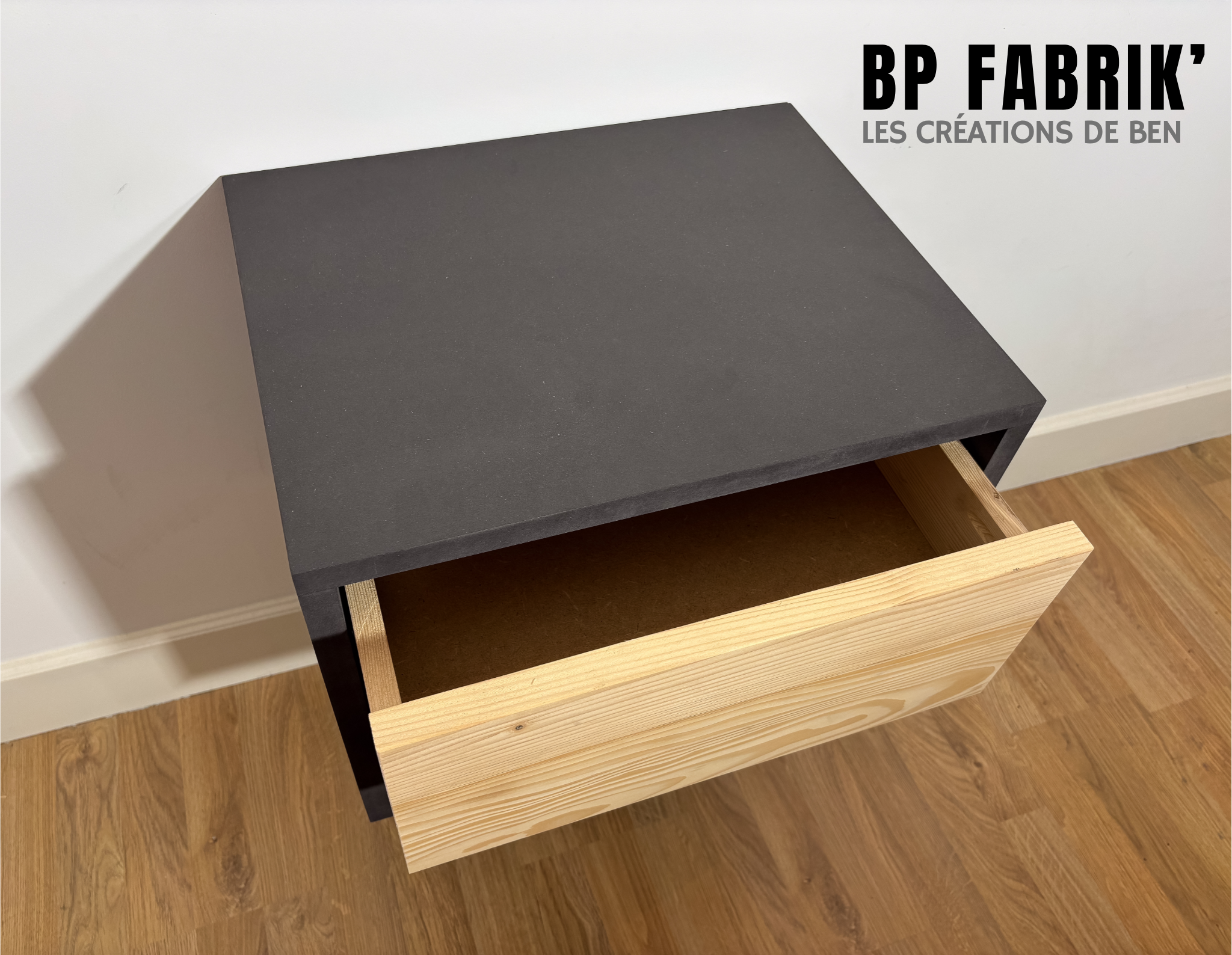 Table de chevet Fibracolour & bois massif : " La moderne "