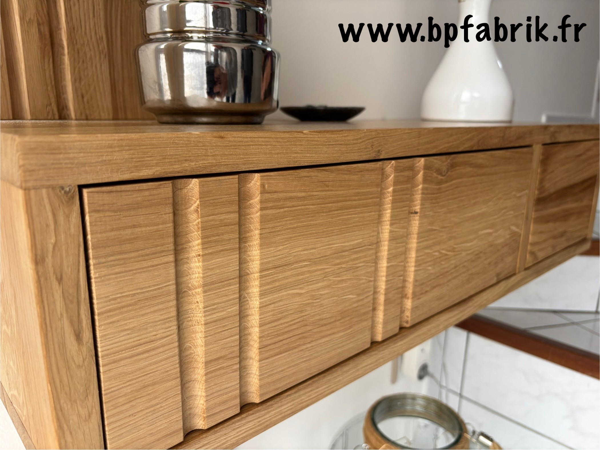 Meuble suspendu en chêne massif : " Le suspendu "