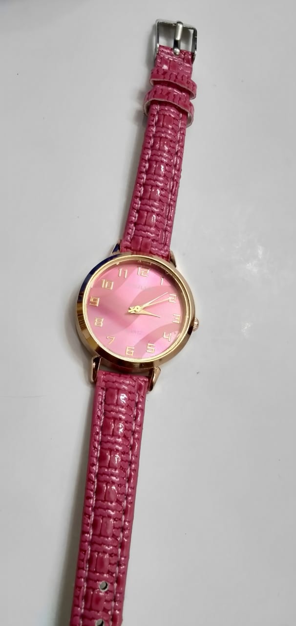 Stylish Pink Women's Wristwatch Elegant and modern design