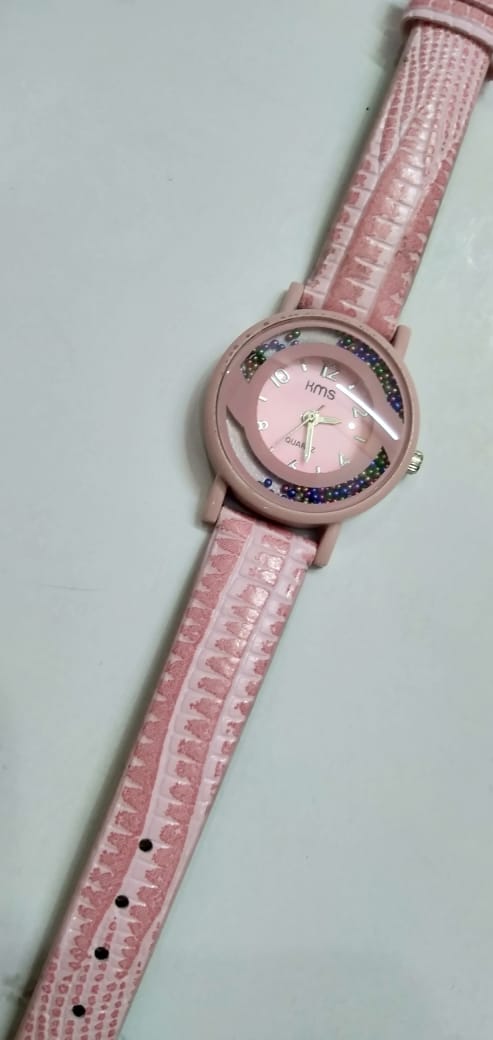 Pink Ladies' Wristwatch Elegant and fashionable timepiece