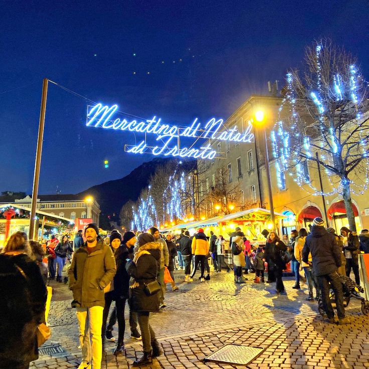 23/11/25 - Magia di Natale tra Levico e Trento: un giorno da favola in bus!