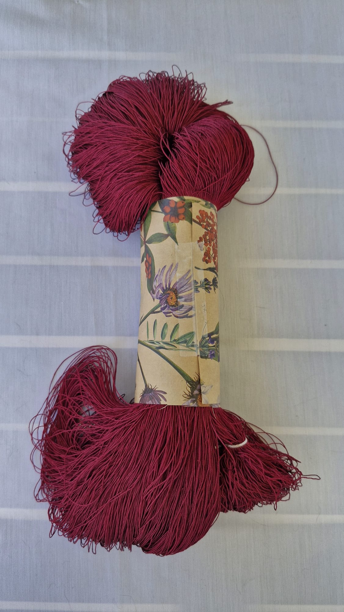 IB0105 Madeja de seda burdeos oscuro