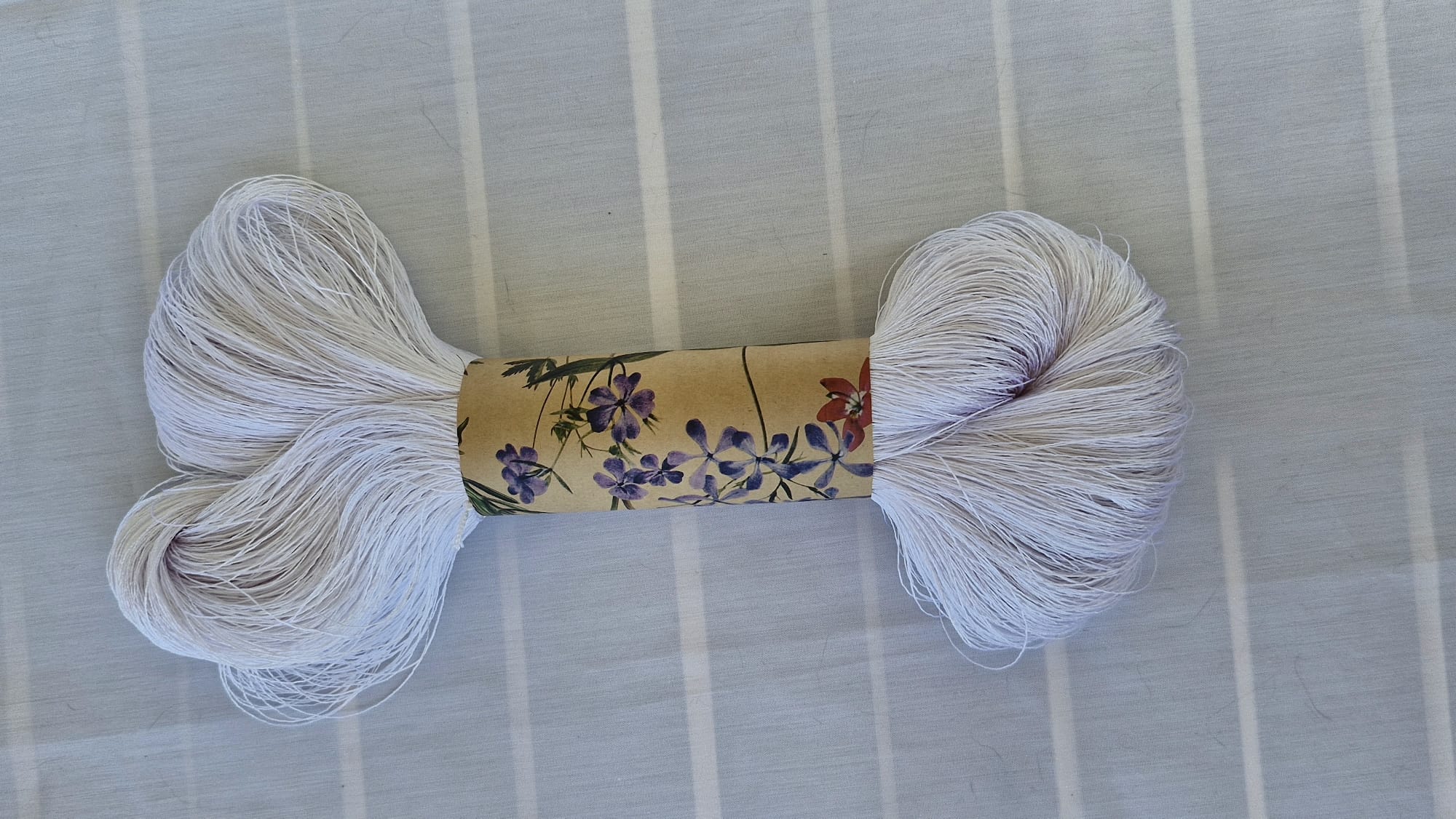 F0011 Madeja de seda blanca