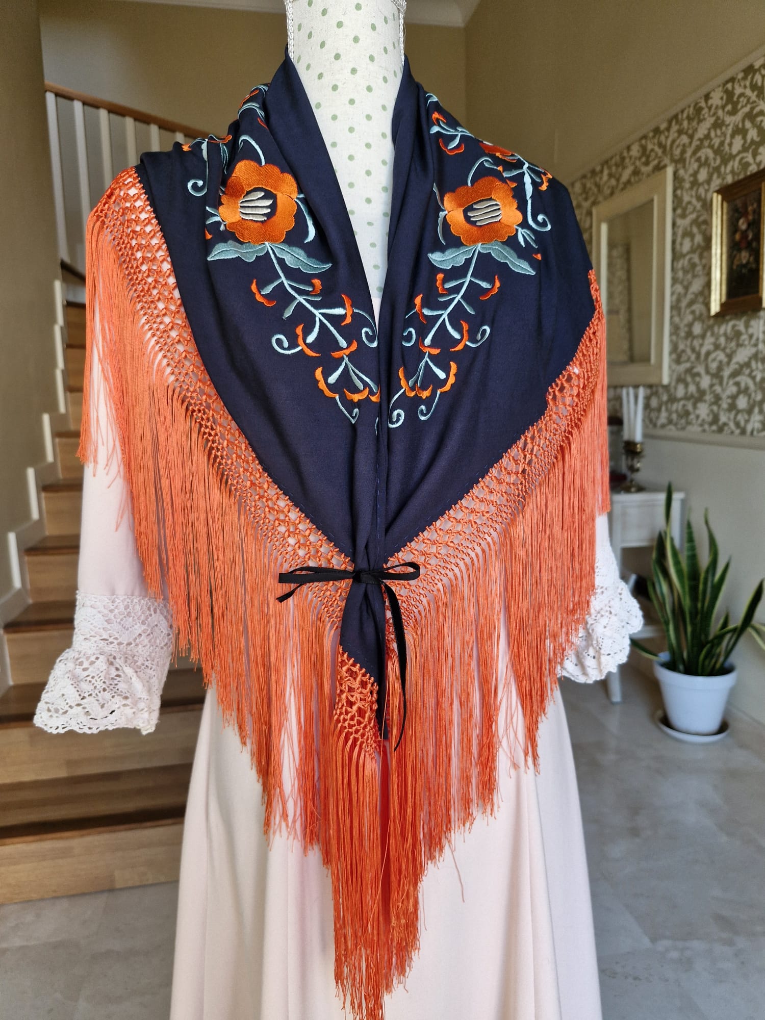 Mantoncillo azul marino y naranja