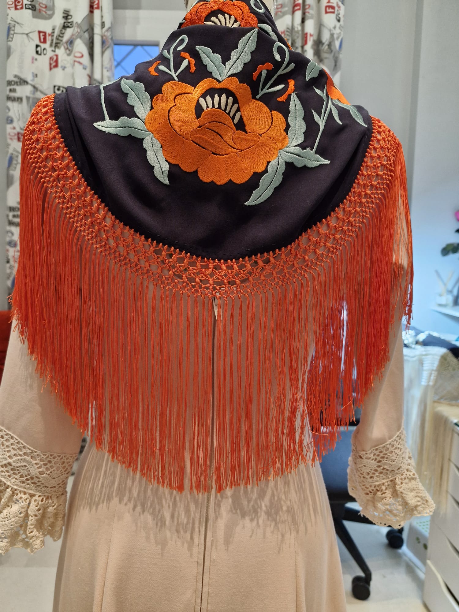 Mantoncillo azul marino y naranja