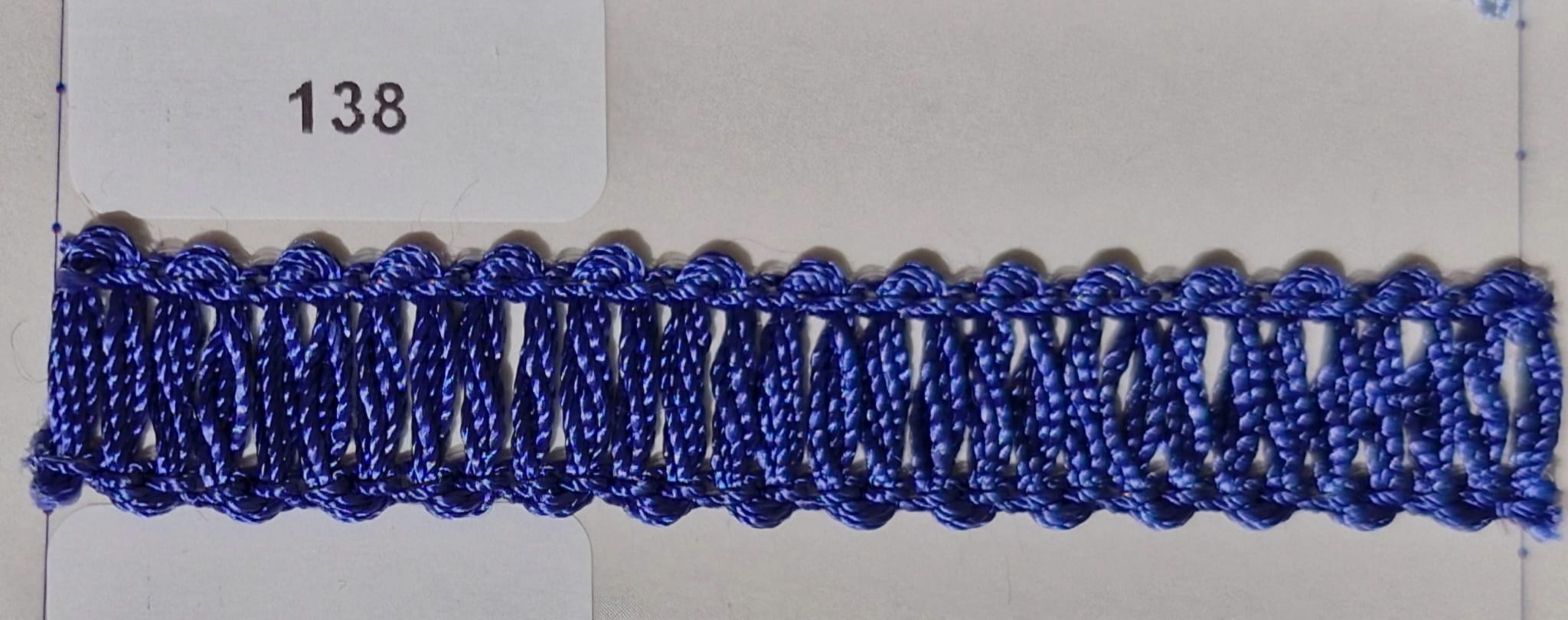 IB0138 Madeja de seda azul ducado intenso