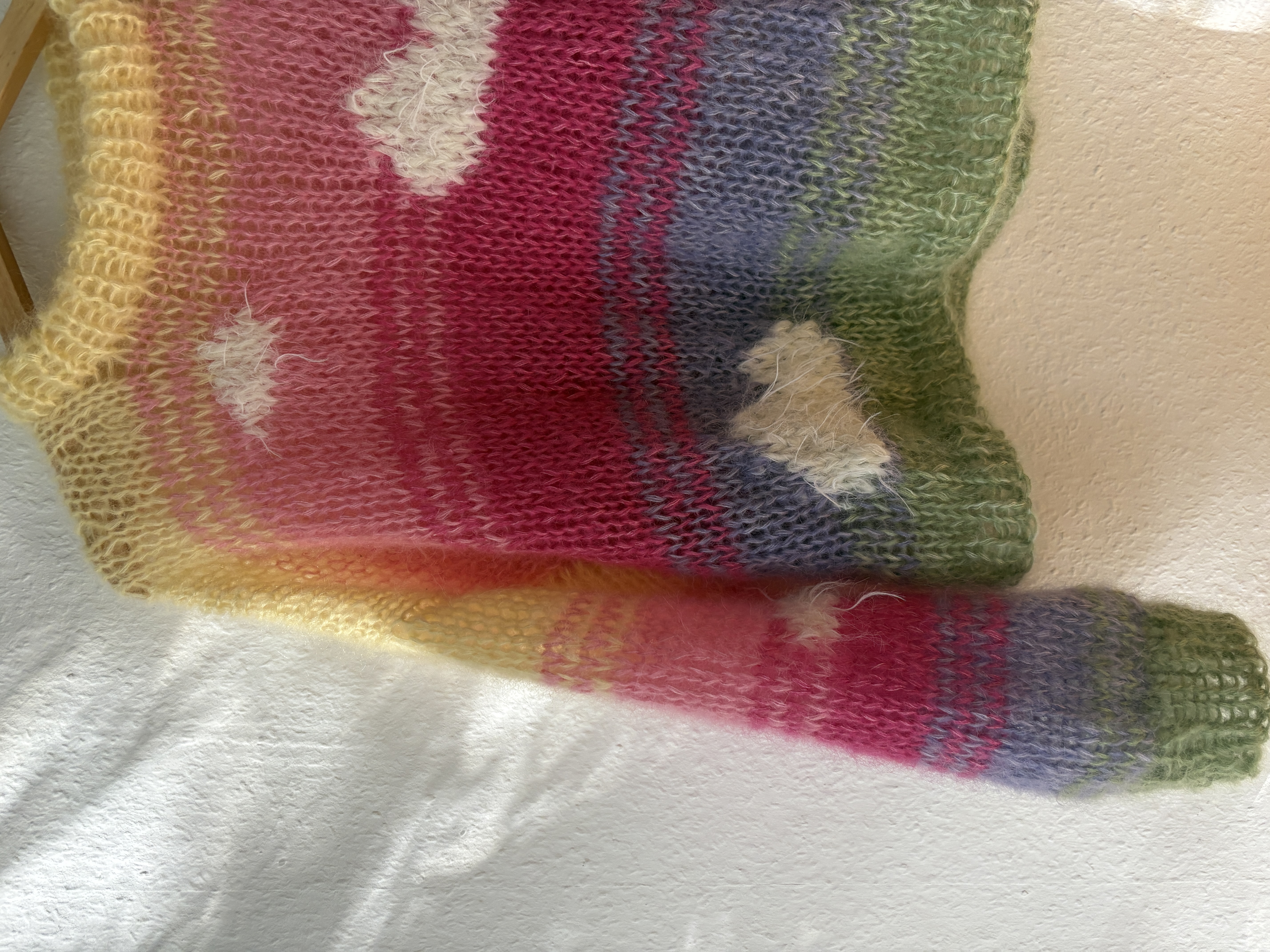 Handgestrickter Pulli aus Mohair und Seide, bunte Streifen, Regenbogen mit Wolken, oversize