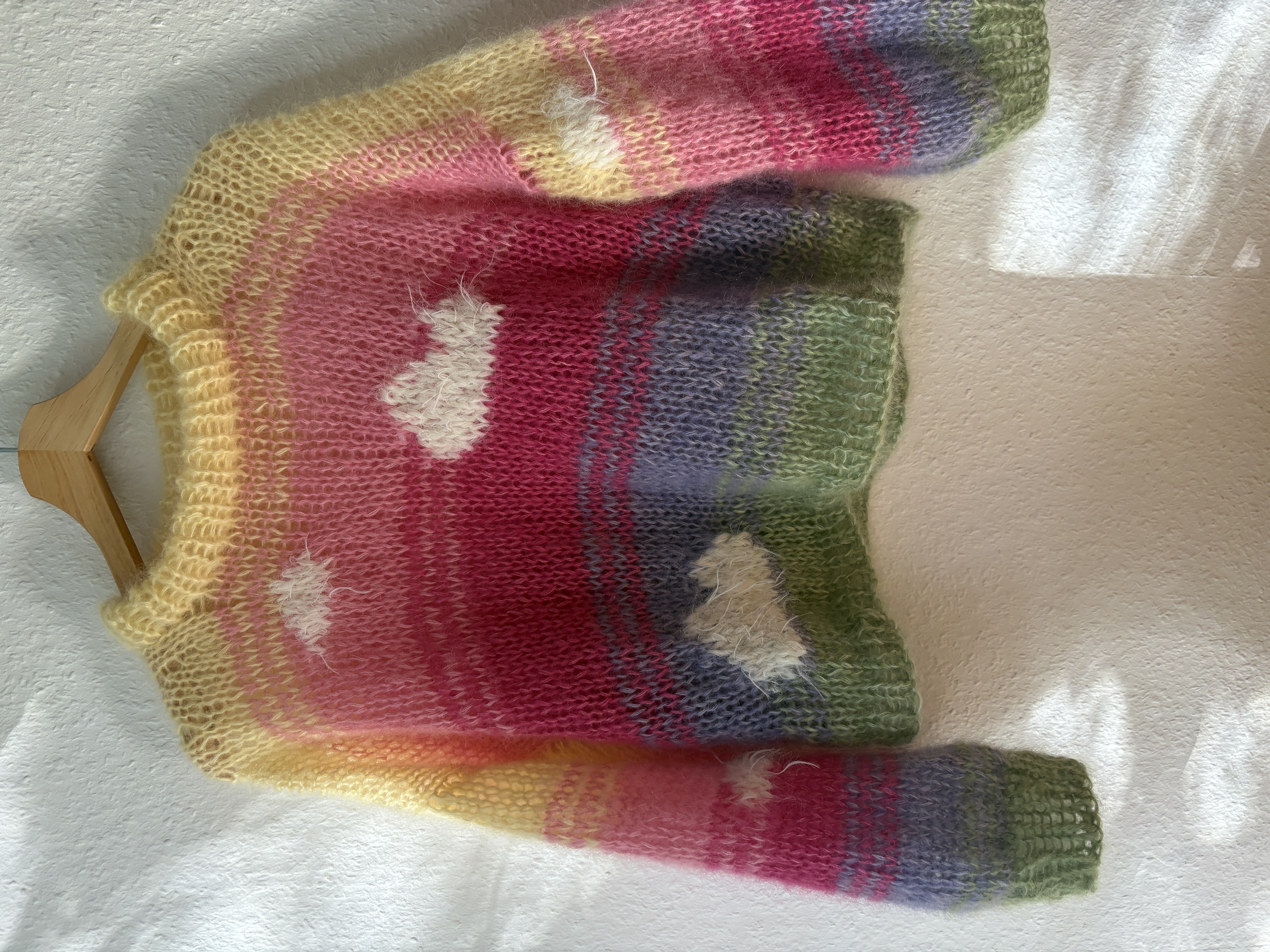 Handgestrickter Pulli aus Mohair und Seide, bunte Streifen, Regenbogen mit Wolken, oversize
