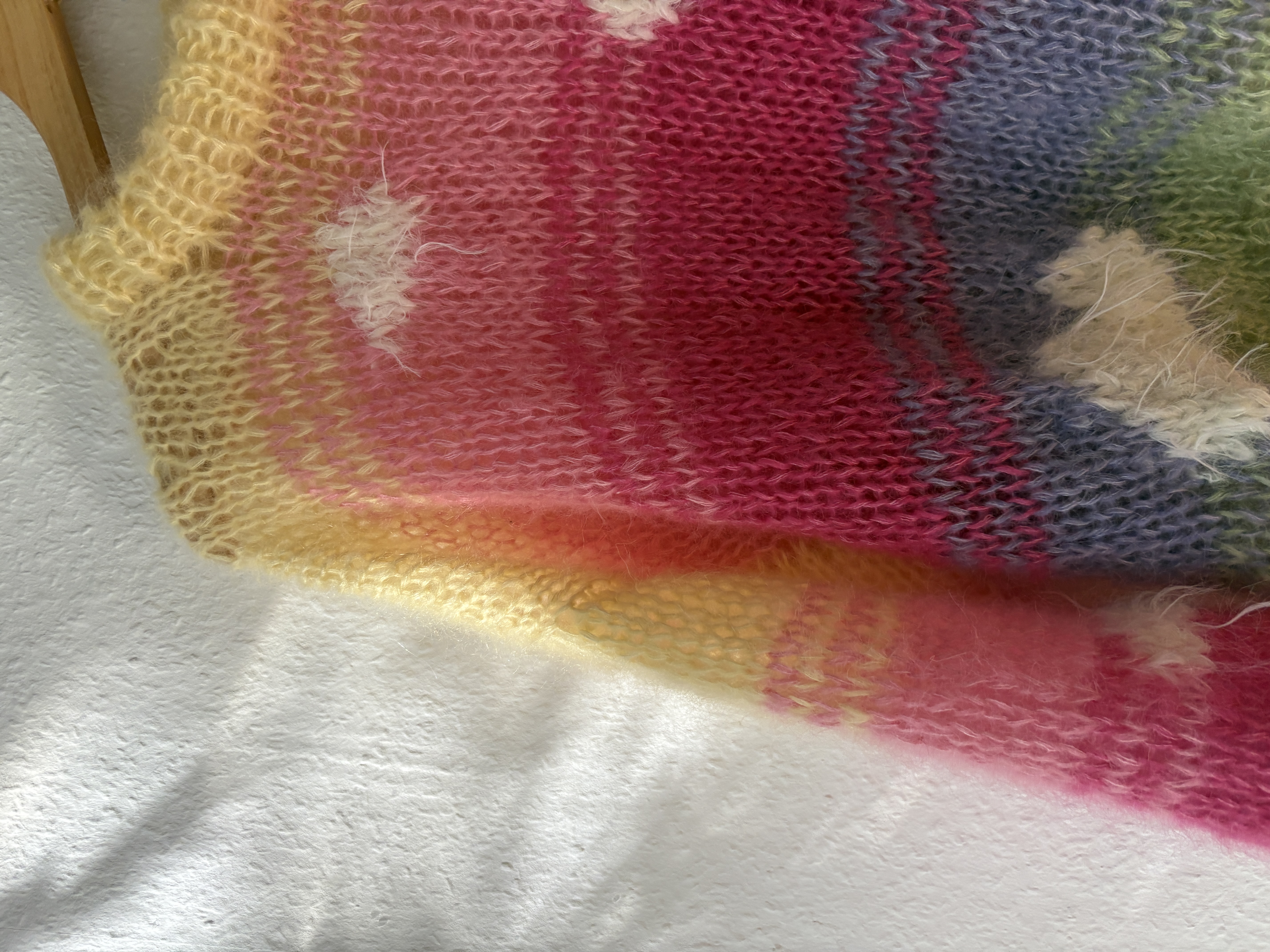 Handgestrickter Pulli aus Mohair und Seide, bunte Streifen, Regenbogen mit Wolken, oversize